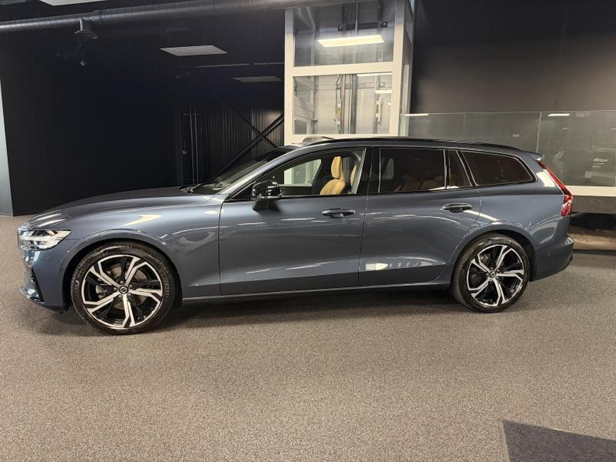 Volvo V60 ULTIMATE  B4 B&W *TO (2024) - Foto 4