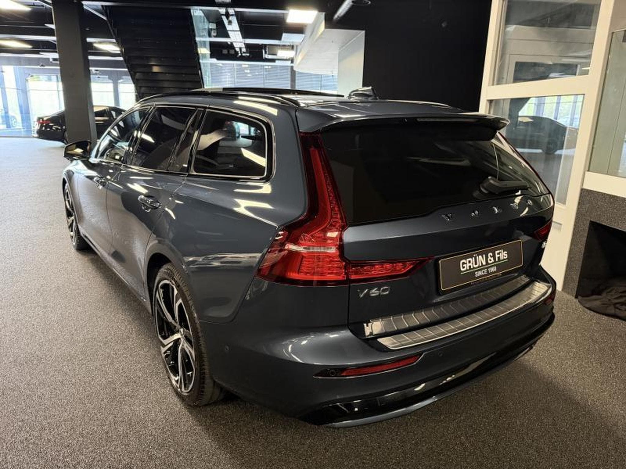 Volvo V60 ULTIMATE  B4 B&W *TO (2024) - Foto 5