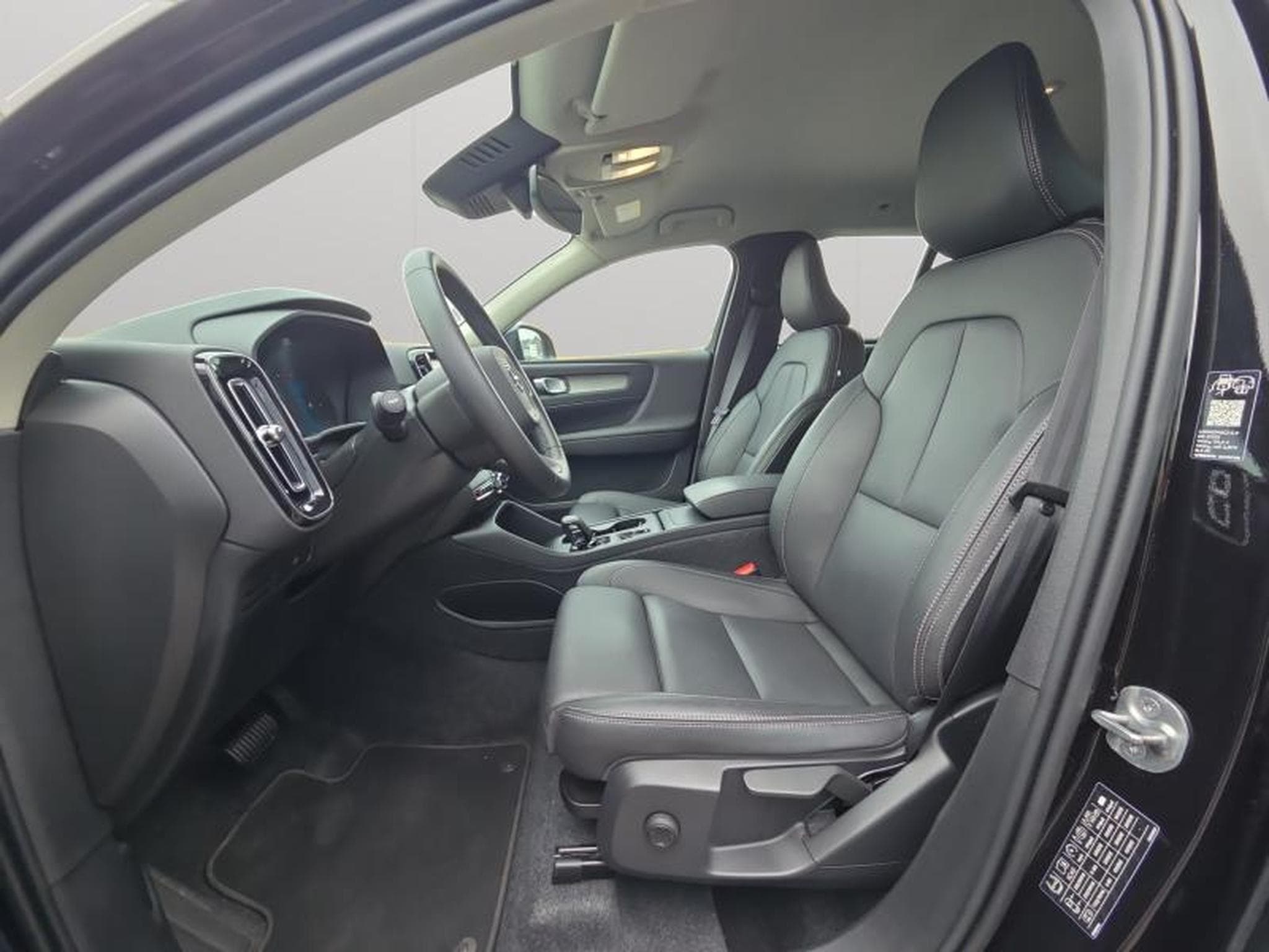 Volvo XC40 B3 Core 2026 / Essence (2025) - Foto 9
