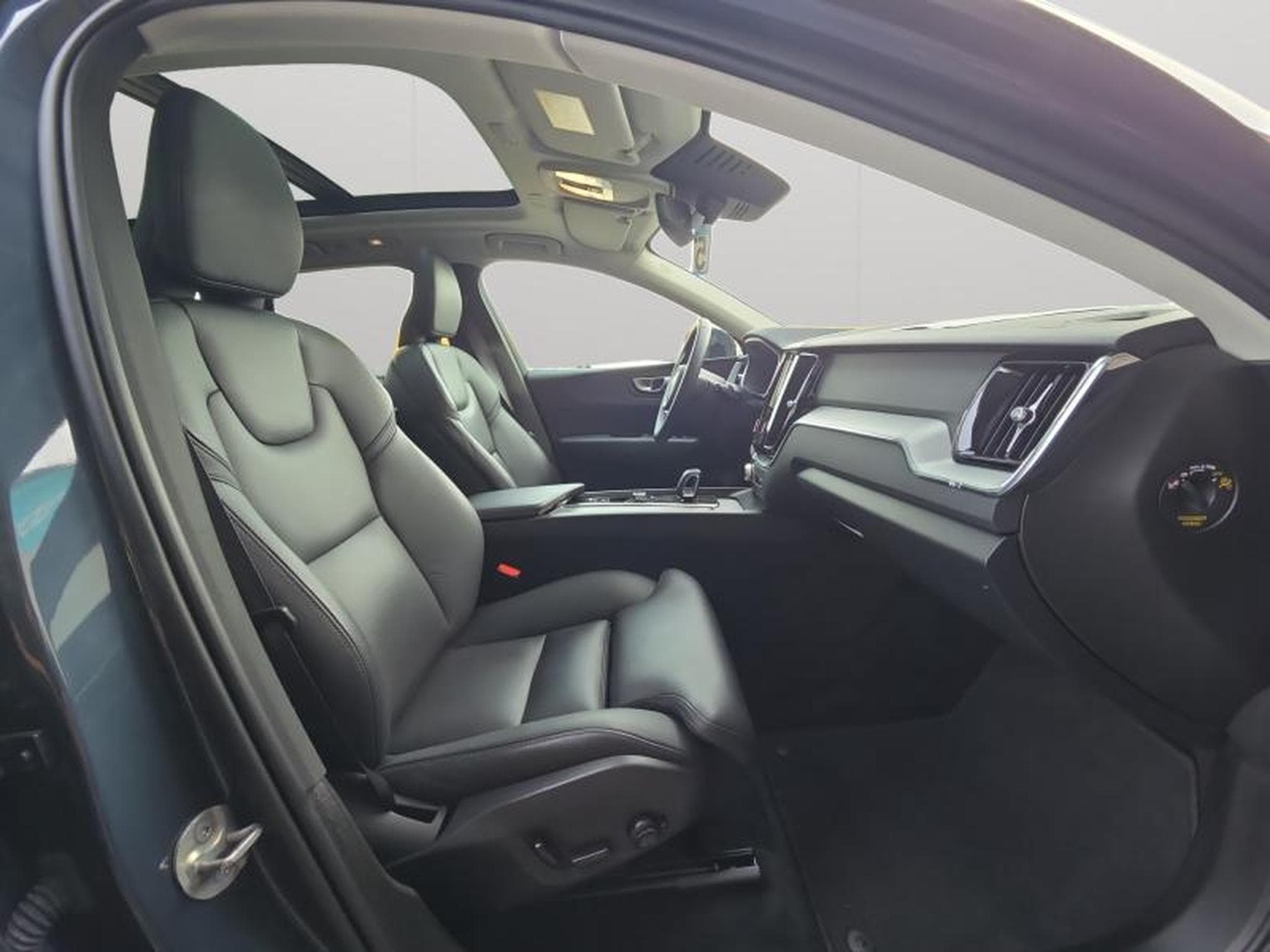 Volvo XC60 B4 Plus Dark / Essence (2023) - Photo 38