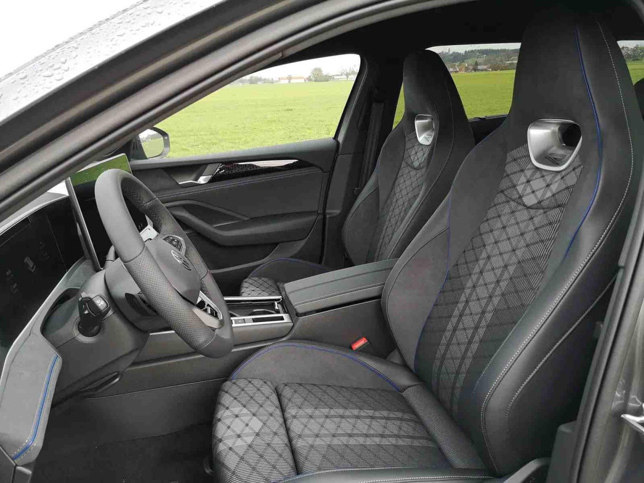 VW Passat 2.0 TDI 193 DSG 4 Motion R-Line (2026) - Photo 7