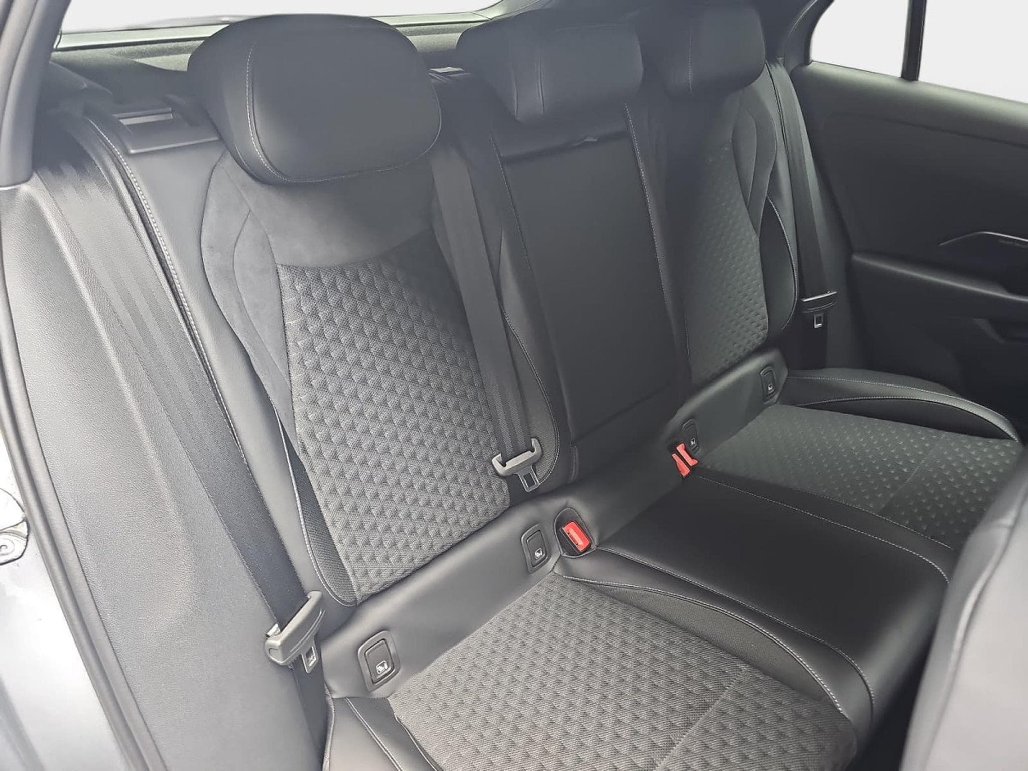 VW T-Roc 1.5 eTSi 150 DSG R-Line (2026) - Photo 16