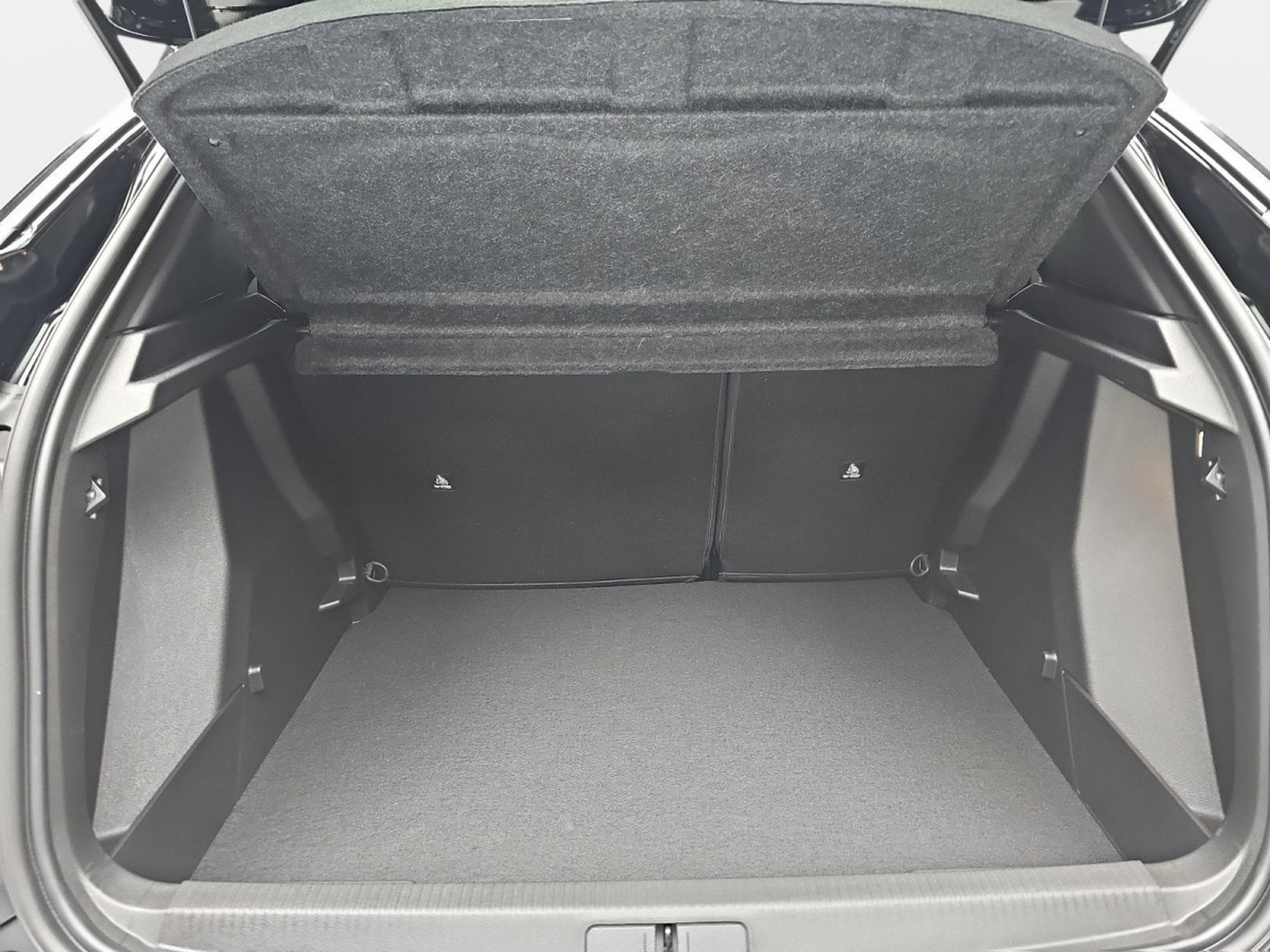 Peugeot 2008 1.2 Hybrid 145 E-DSC6 GT (2025) - Photo 14