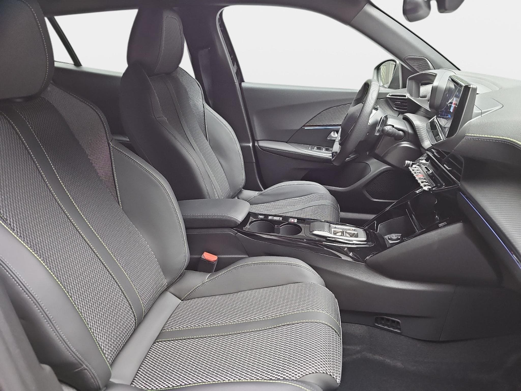 Peugeot 2008 1.2 Hybrid 145 E-DSC6 GT (2025) - Photo 14