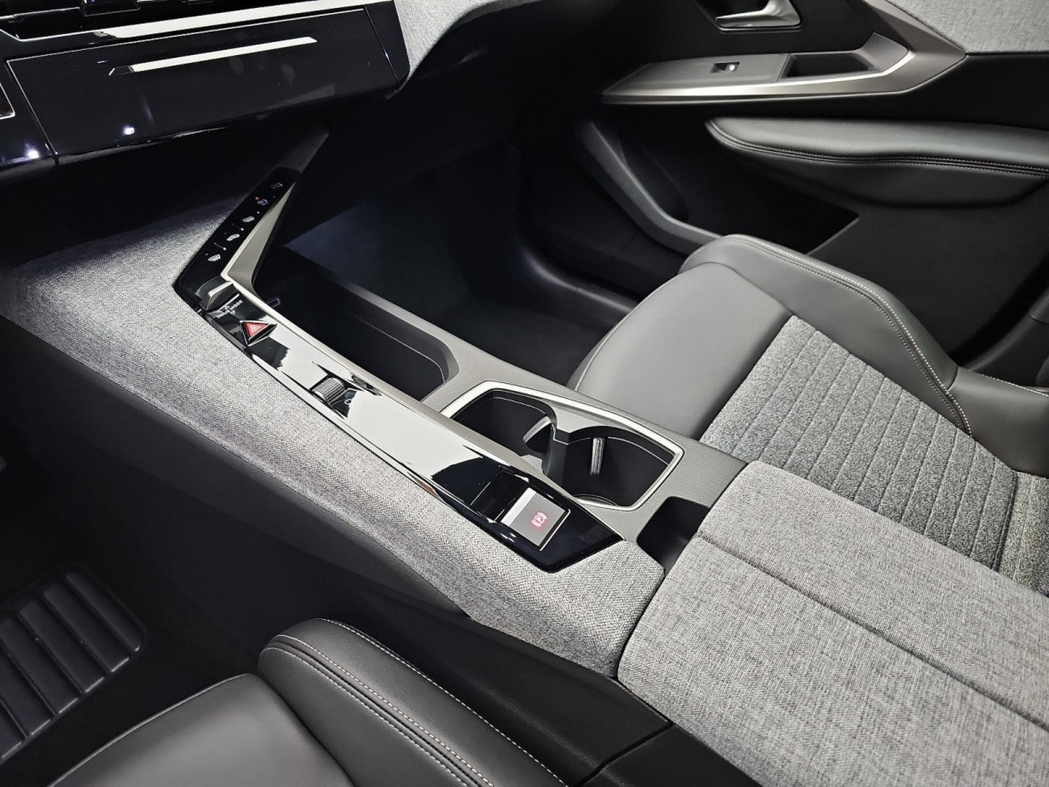 Peugeot 3008 1.2 Hybrid 145 E-DSC6 Allure (2025) - Photo 12