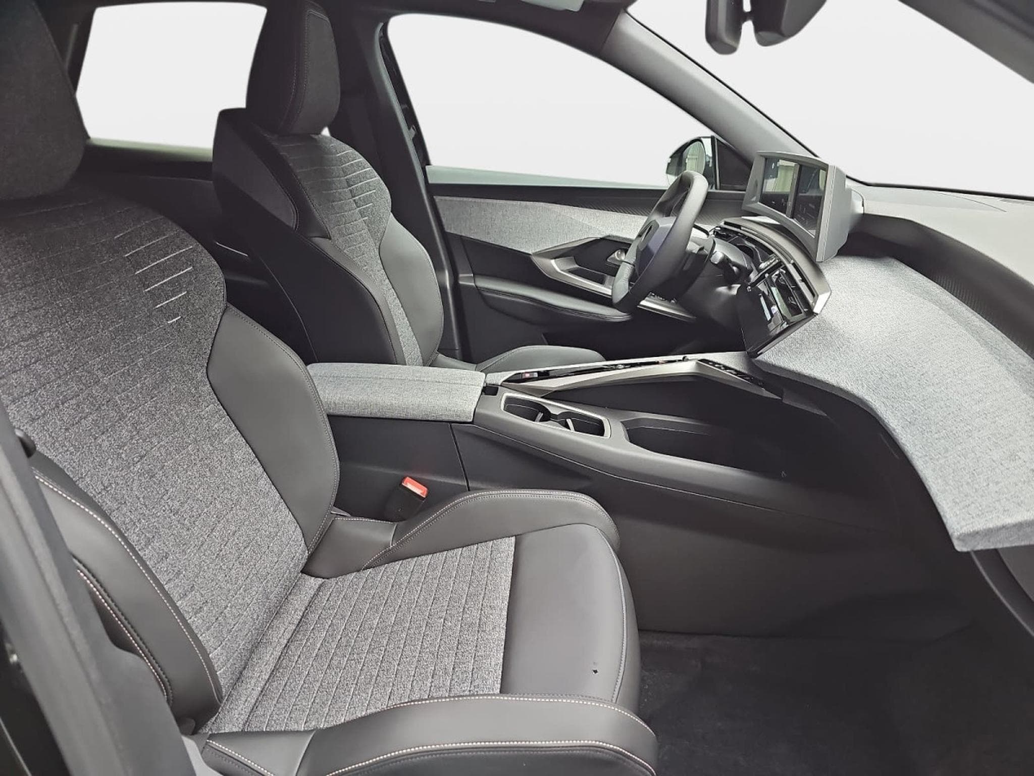Peugeot 3008 1.2 Hybrid 145 E-DSC6 Allure (2025) - Photo 16