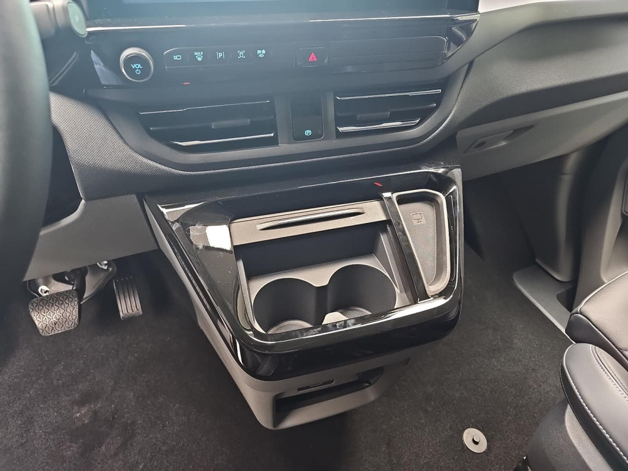 Ford Tourneo 2.0 TDCI ECOBLUE 170 L1 Titanium X (2026) - Foto 10
