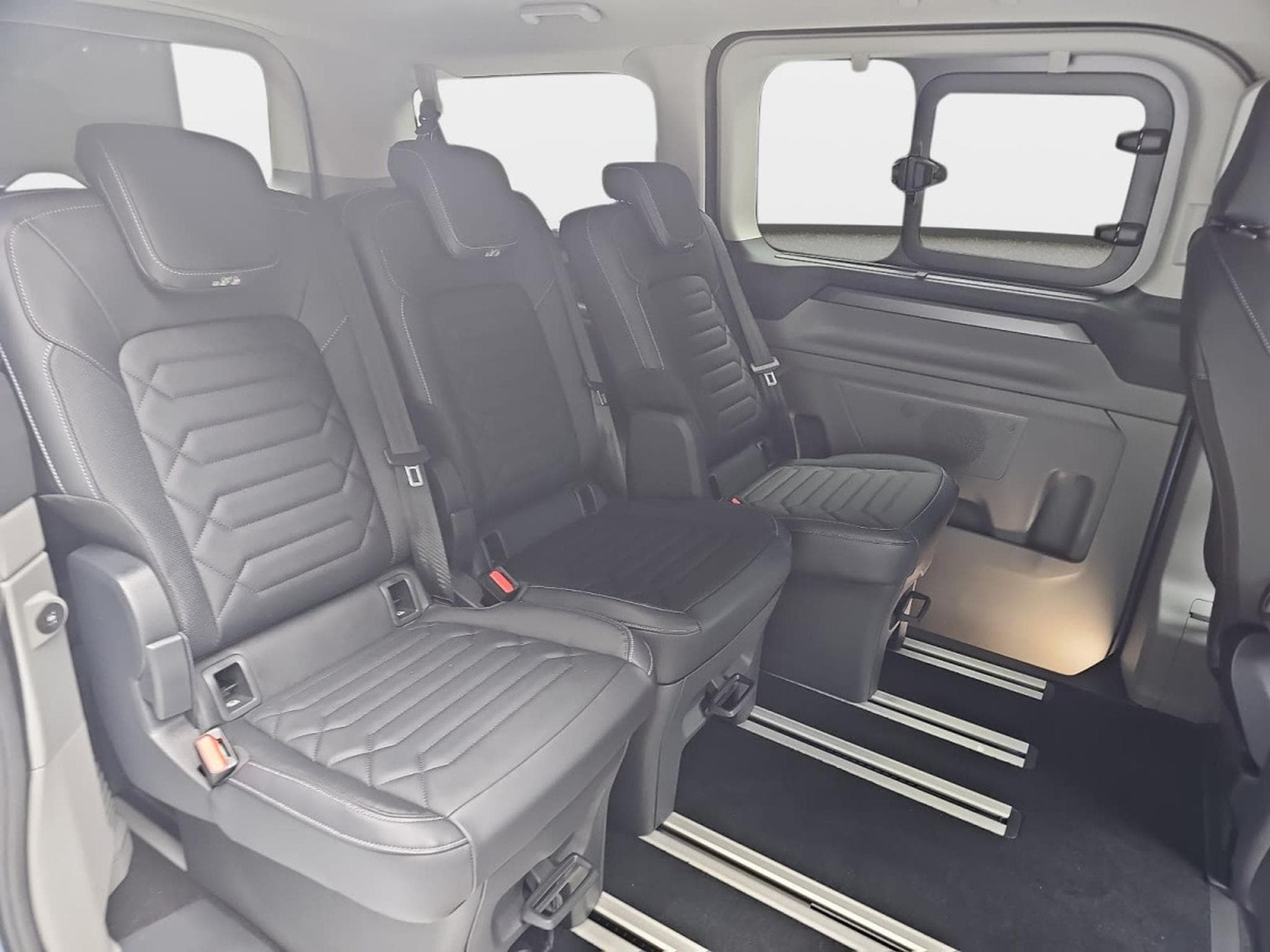 Ford Tourneo 2.0 TDCI ECOBLUE 170 L1 Titanium X (2026) - Foto 15