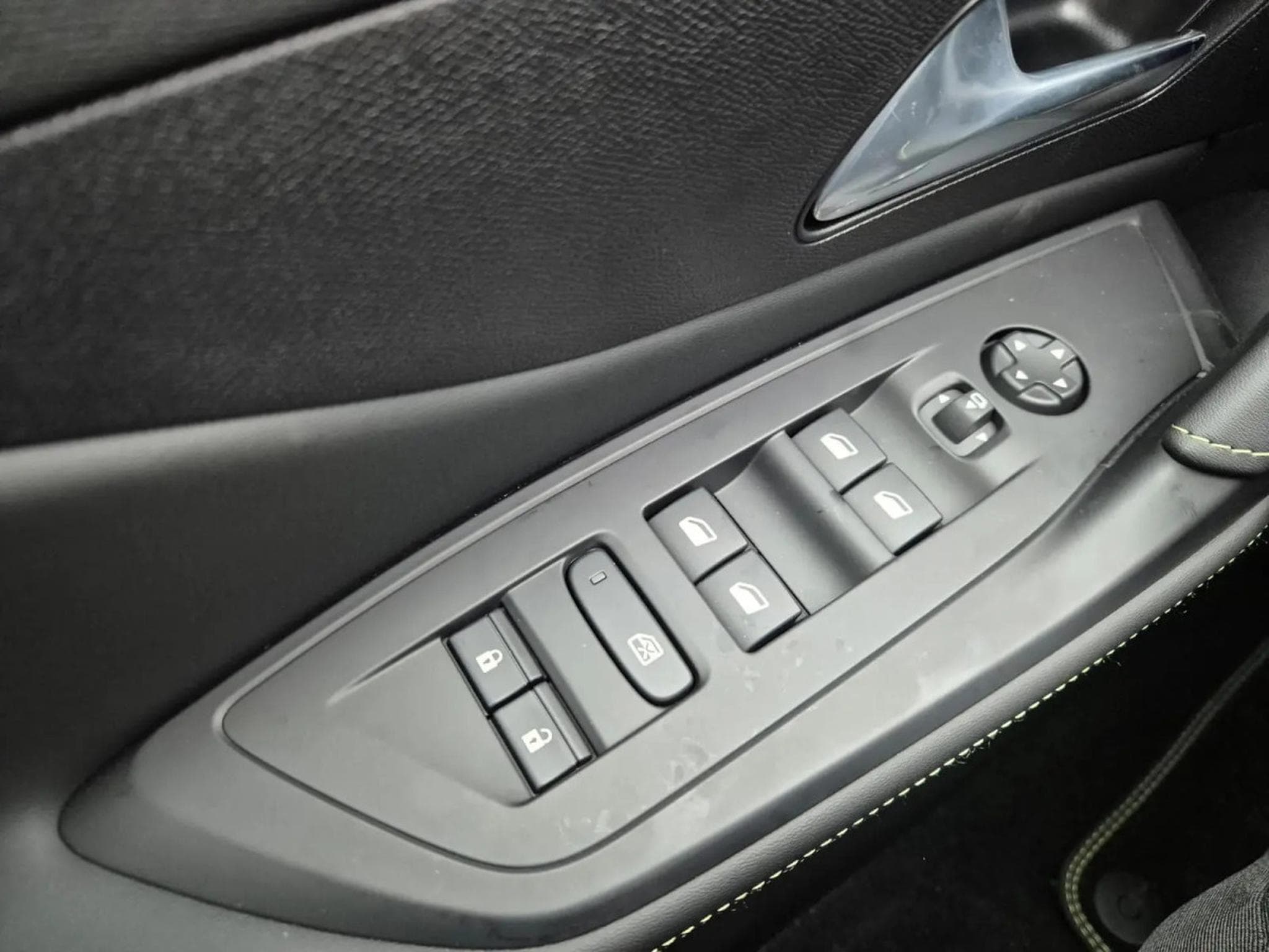 Peugeot 308 1.2 Hybrid e-DSC6 145 GT Exclusive (2026) - Foto 15