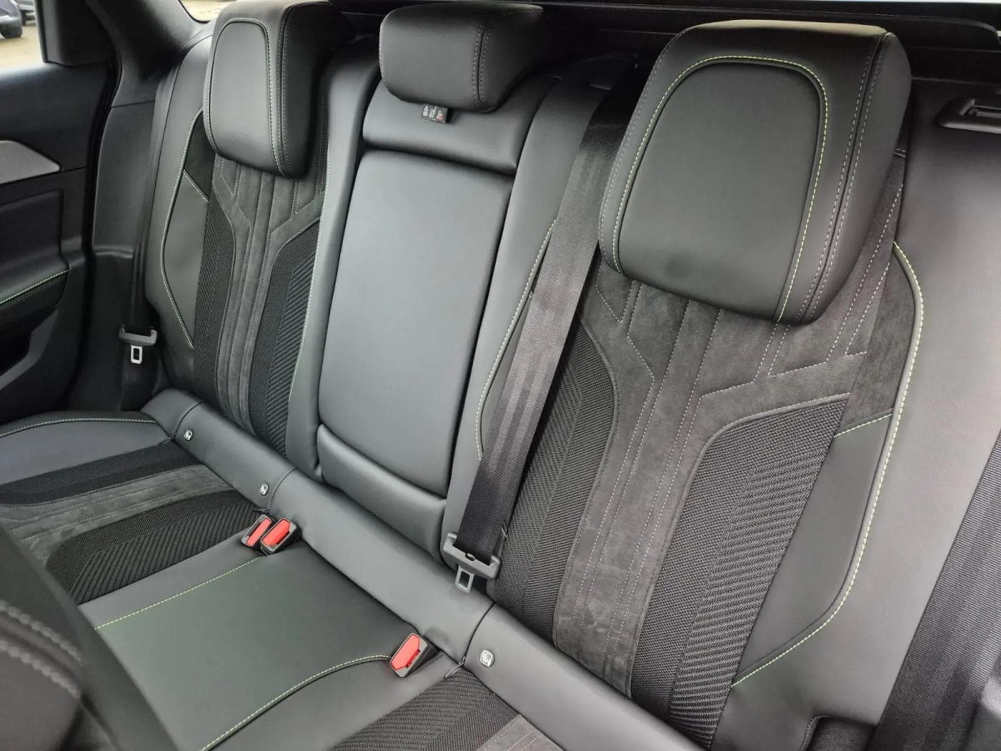 Peugeot 308 1.2 Hybrid e-DSC6 145 GT Exclusive (2026) - Foto 9