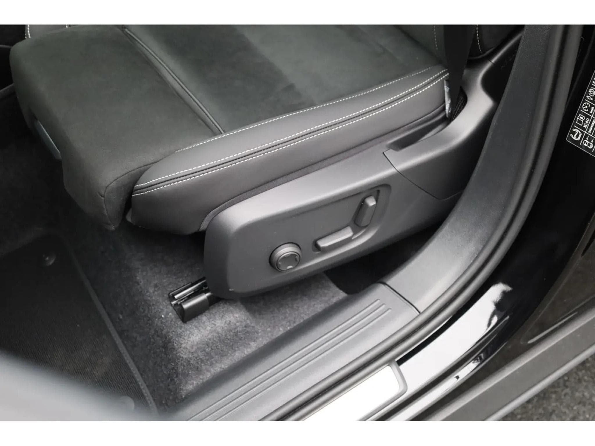 Volvo XC40 2.0 B4 MHD 197  Black Edition (2026) - Photo 13