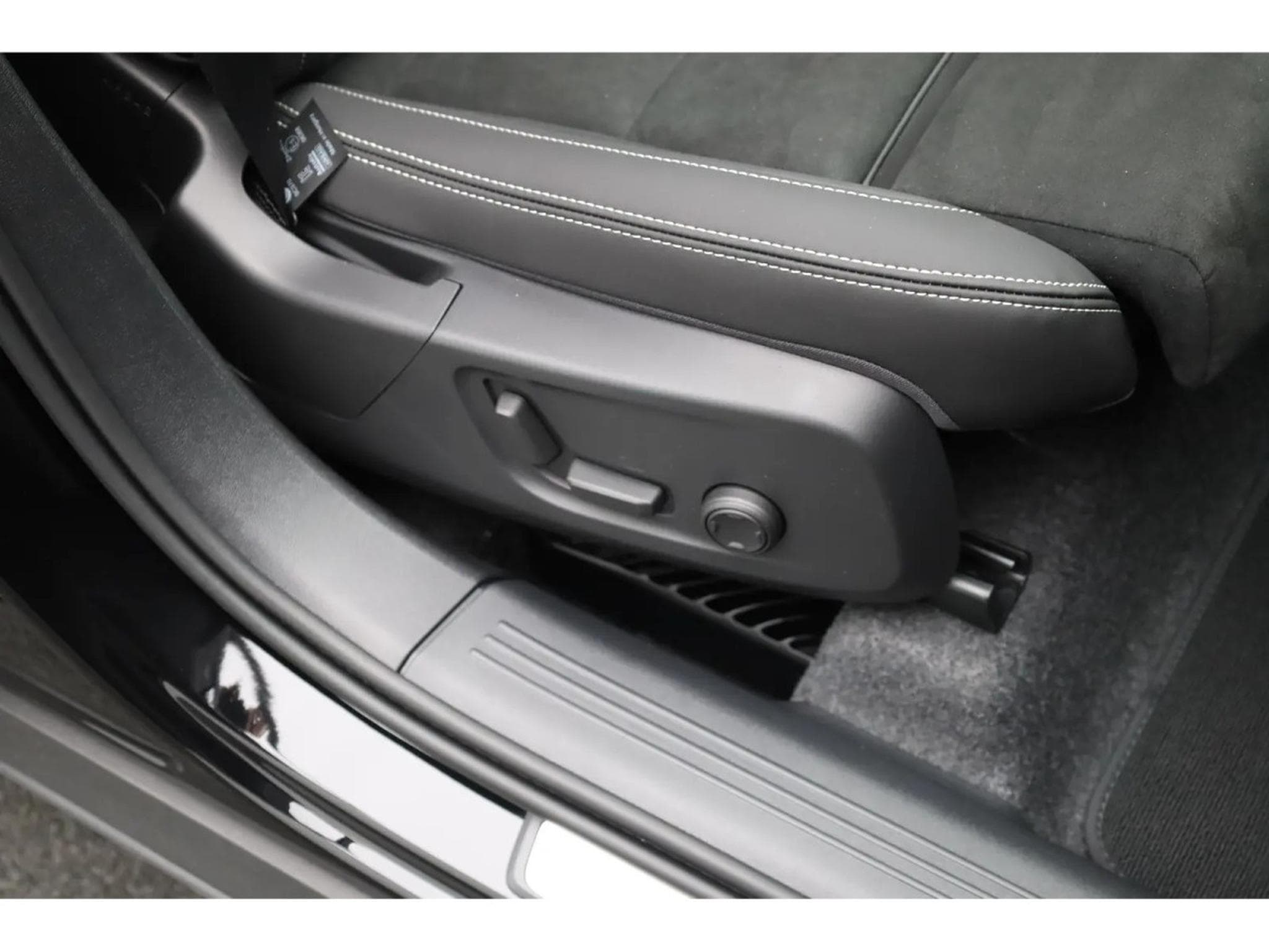 Volvo XC40 2.0 B4 MHD 197  Black Edition (2026) - Photo 15