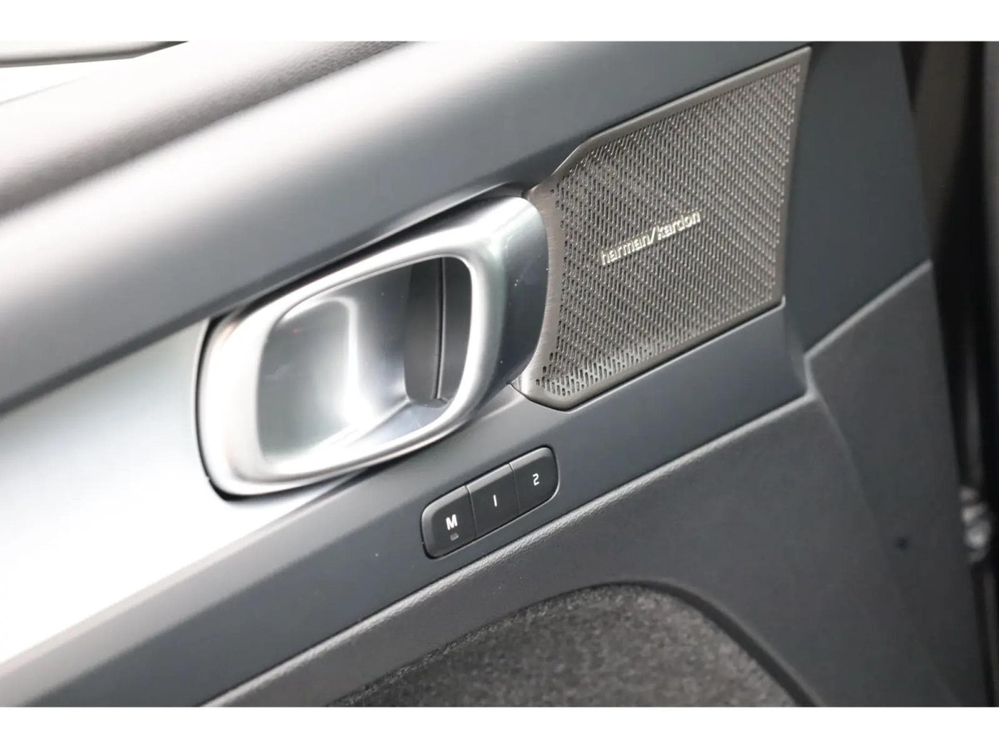 Volvo XC40 2.0 B4 MHD 197  Black Edition (2026) - Photo 18
