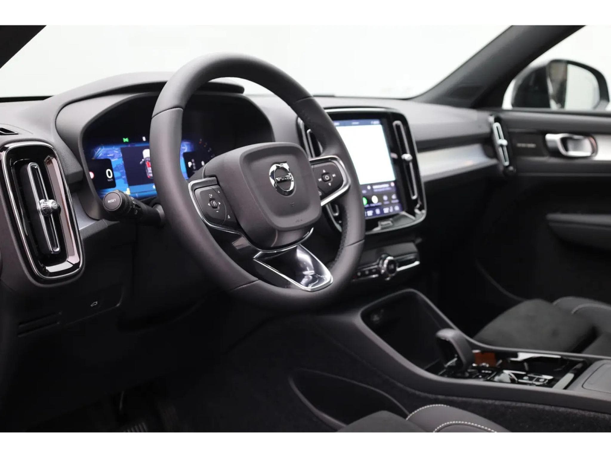 Volvo XC40 2.0 B4 MHD 197  Black Edition (2026) - Photo 19