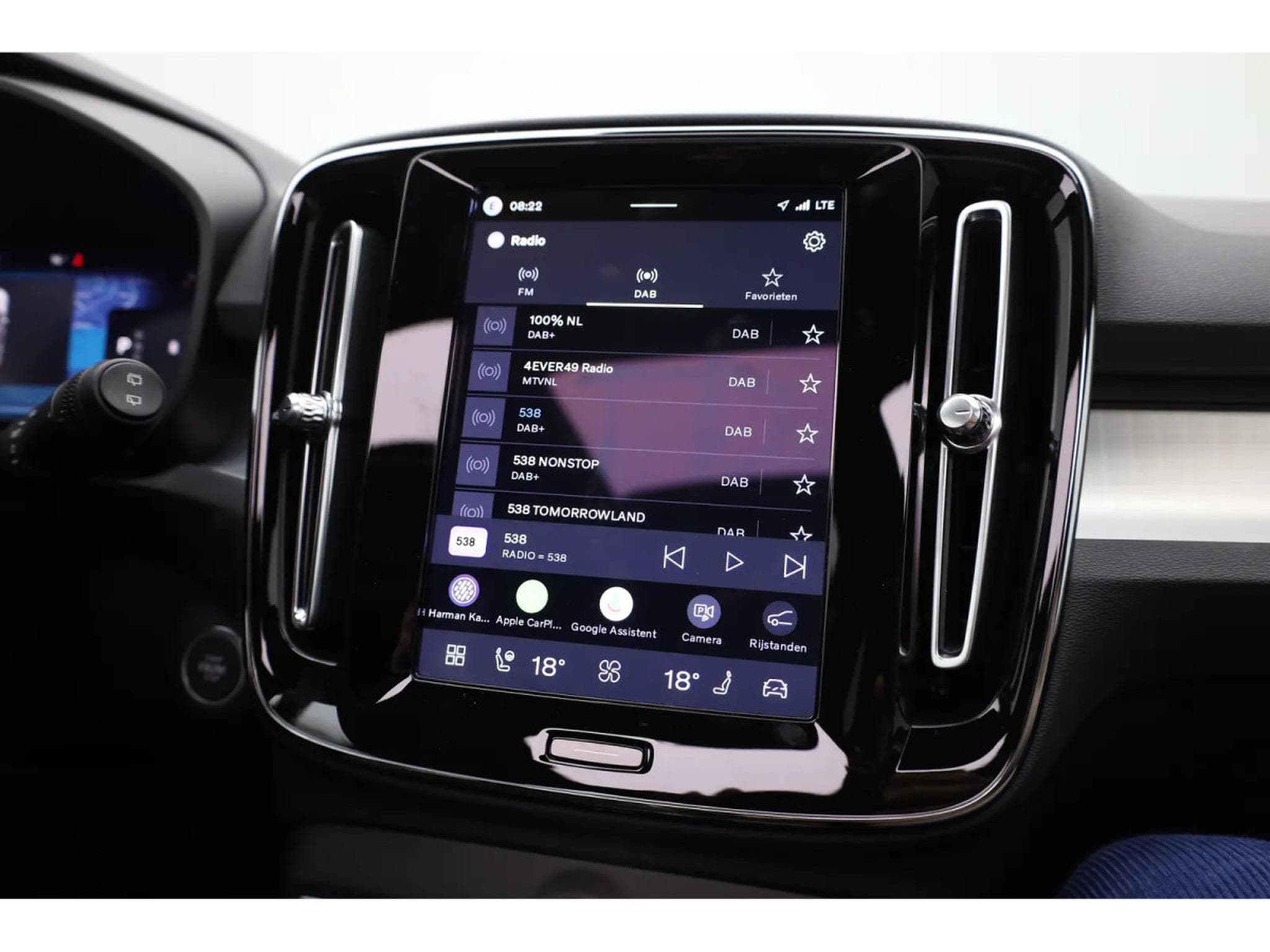Volvo XC40 2.0 B4 MHD 197  Black Edition (2026) - Photo 21