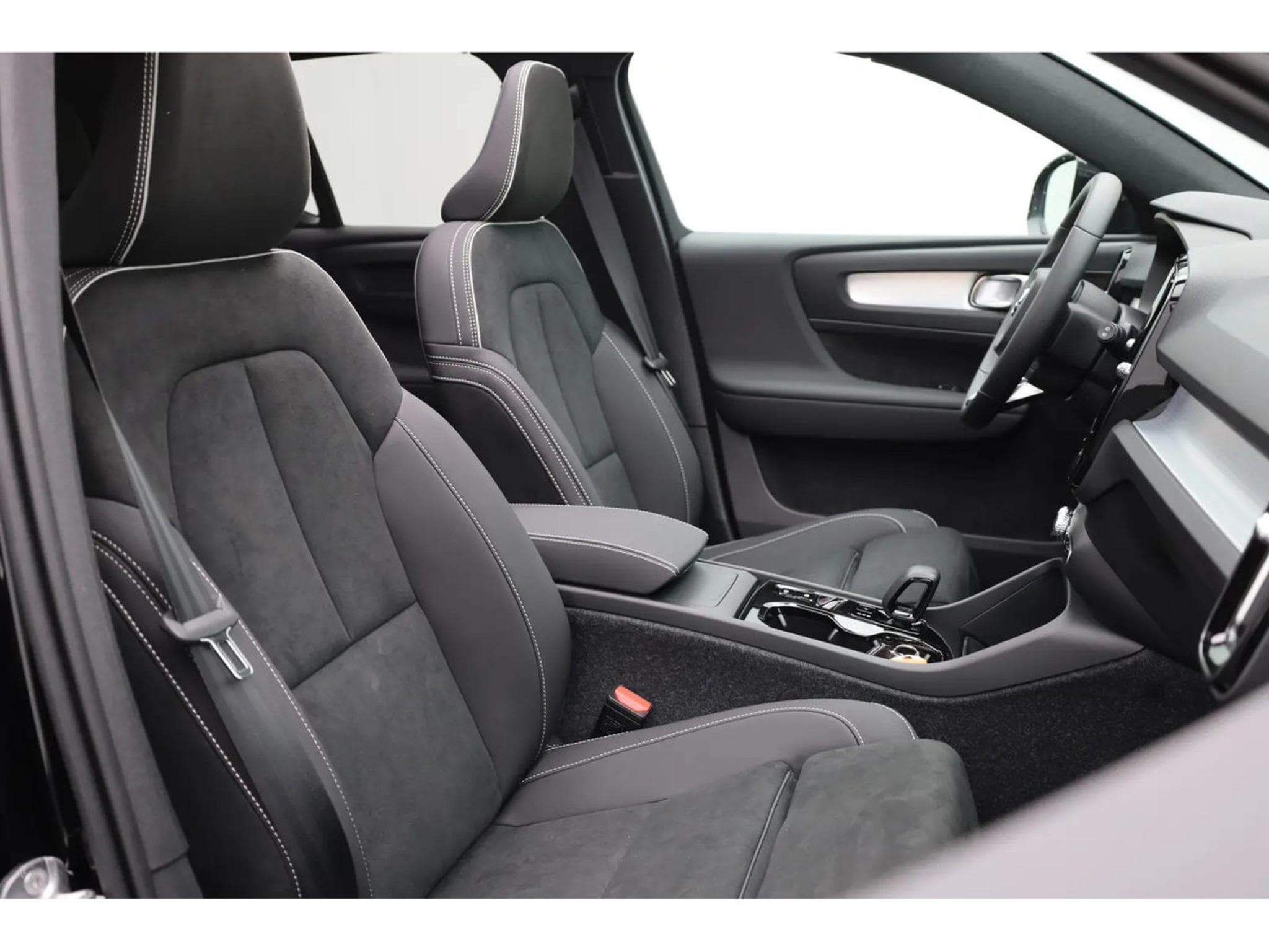 Volvo XC40 2.0 B4 MHD 197  Black Edition (2026) - Photo 14