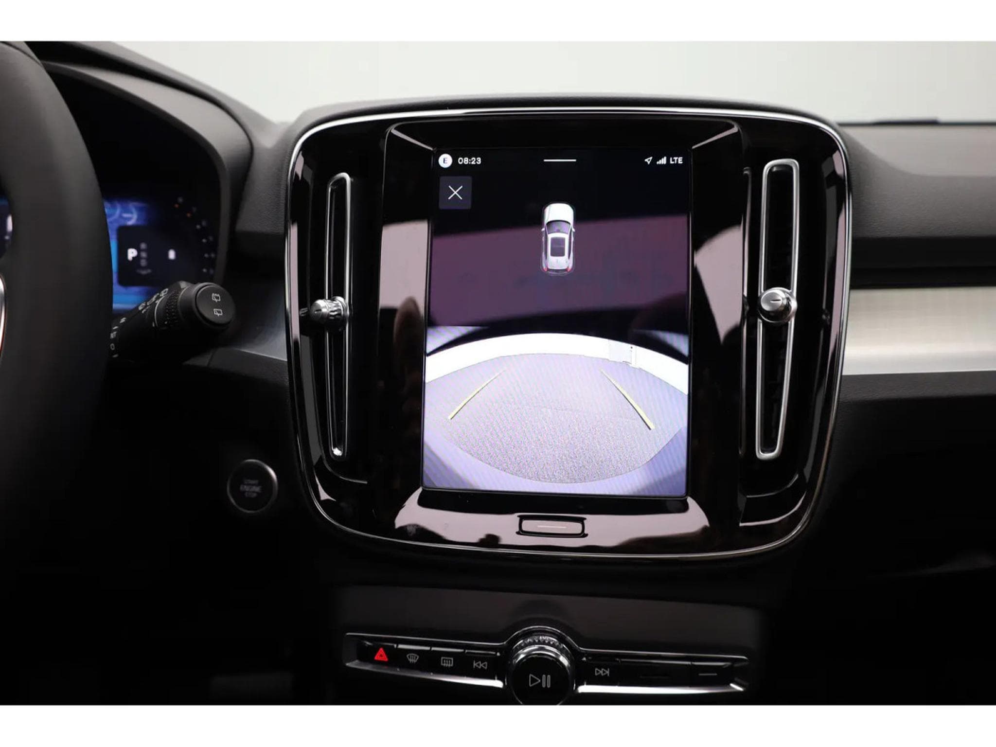 Volvo XC40 2.0 B4 MHD 197  Black Edition (2026) - Photo 22