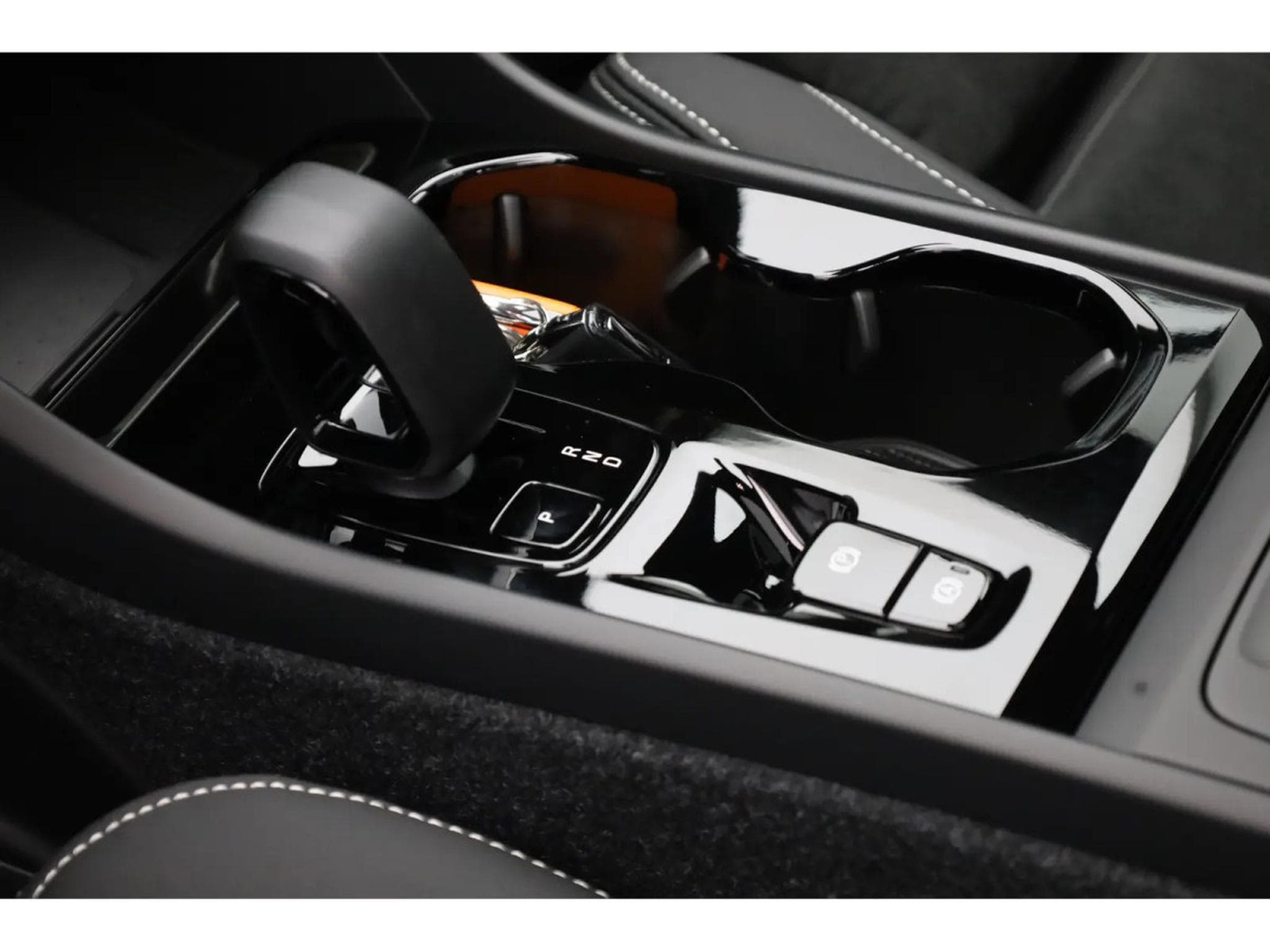 Volvo XC40 2.0 B4 MHD 197  Black Edition (2026) - Photo 25