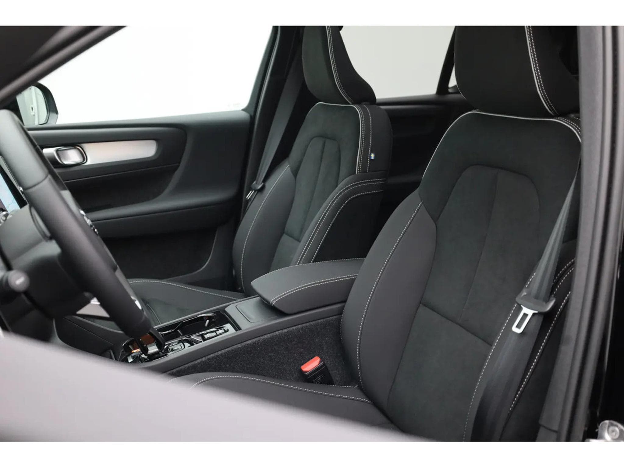 Volvo XC40 2.0 B4 MHD 197  Black Edition (2026) - Photo 7