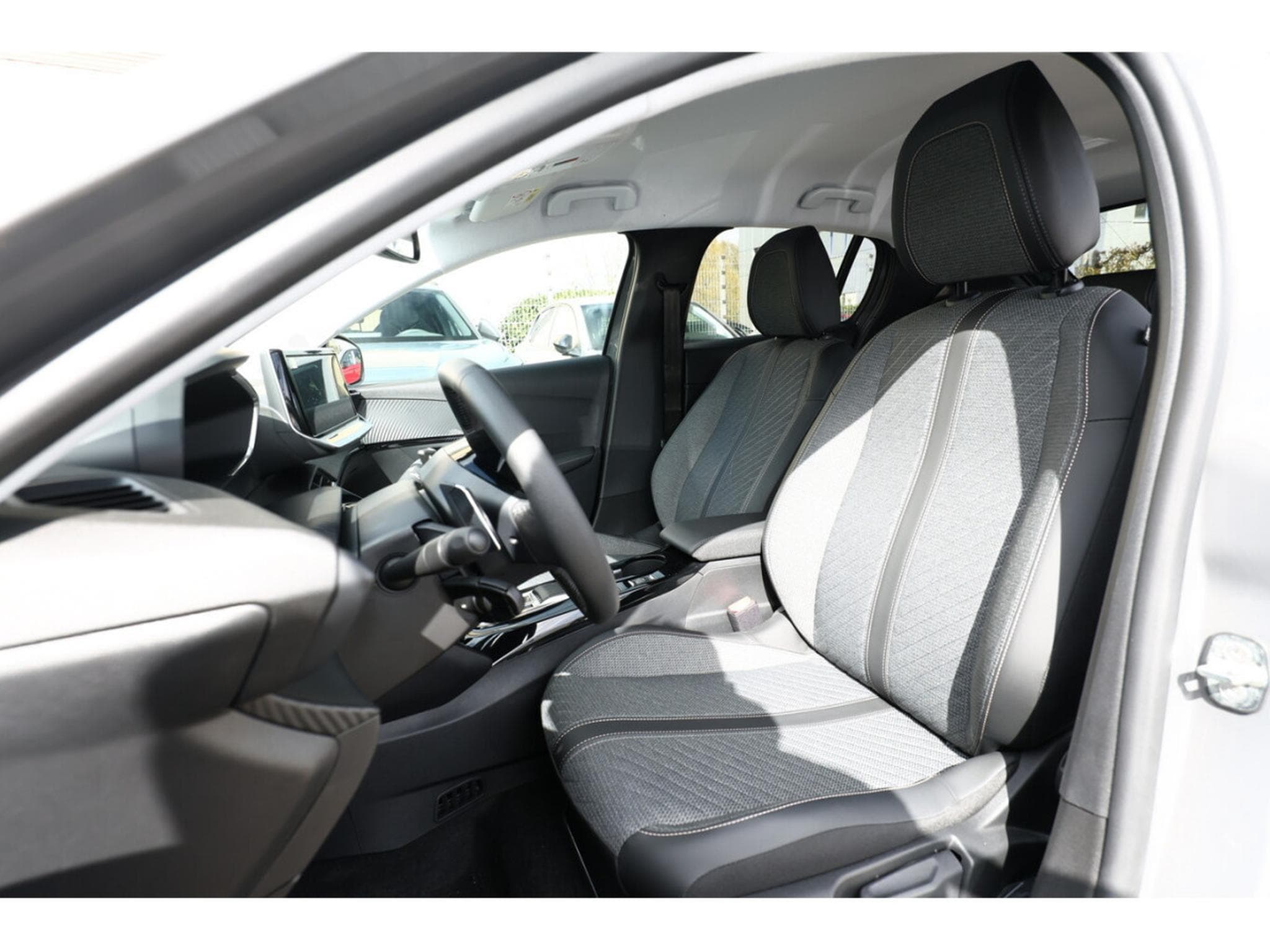 Peugeot 208 1.2 Hybrid e-DSC6 110 Allure (2025) - Photo 6