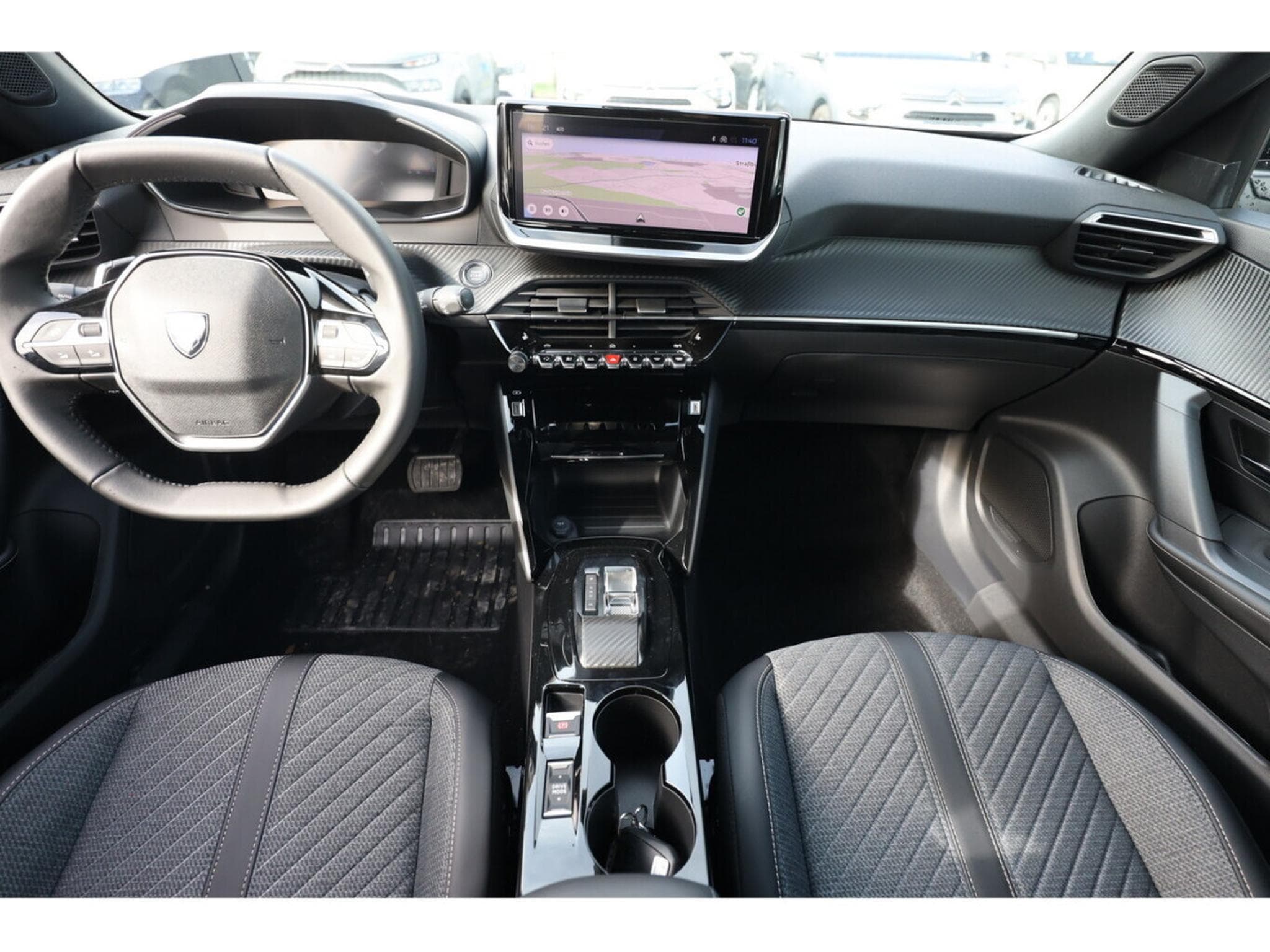 Peugeot 2008 1.2 Hybrid e-DSC6 145 Allure (2025) - Photo 9