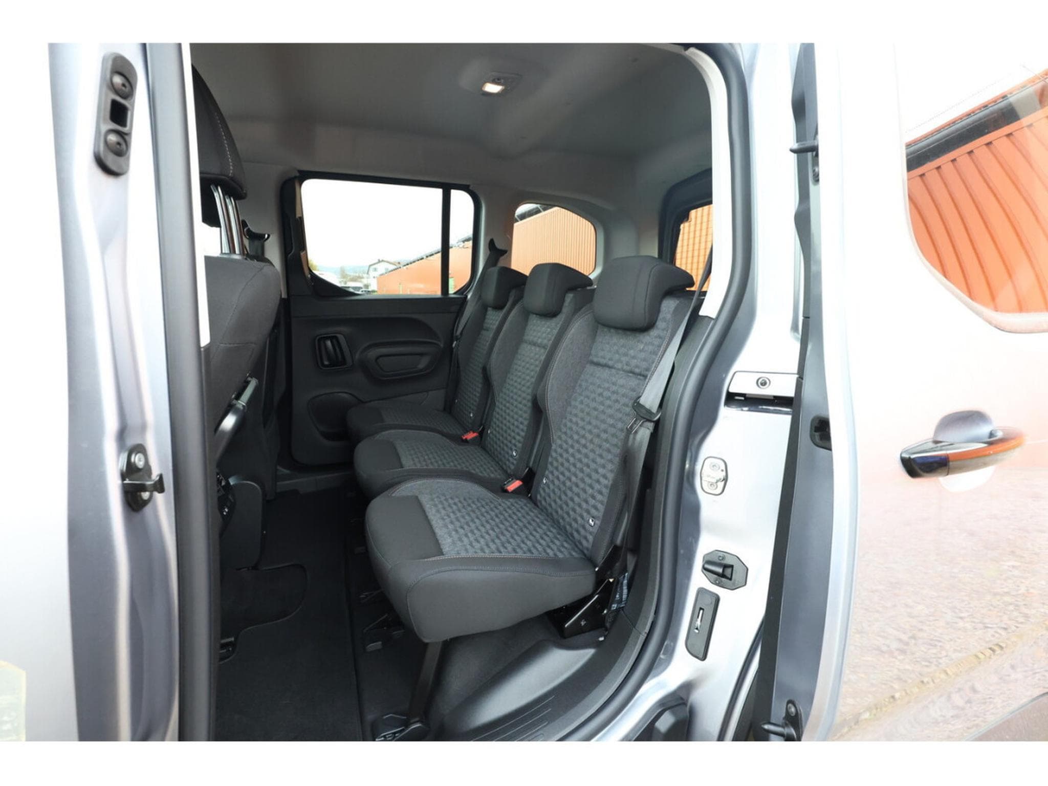 Peugeot Rifter 1.5 BlueHDI 130 EAT8 L1 GT (2026) - Photo 10