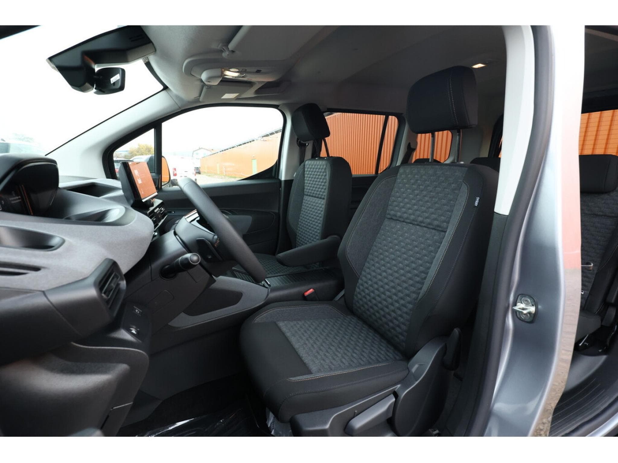Peugeot Rifter 1.5 BlueHDI 130 EAT8 L1 GT (2026) - Photo 6