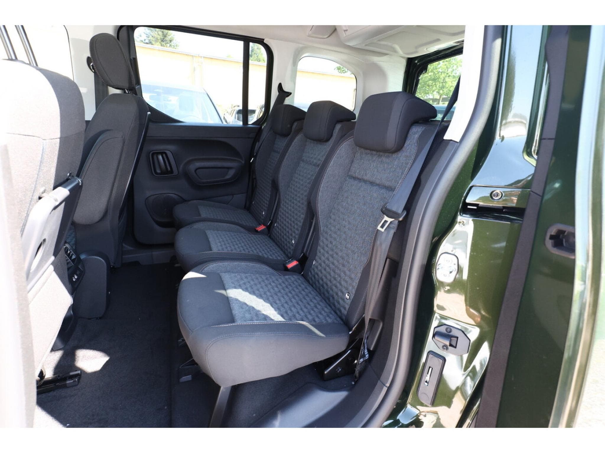 Peugeot Rifter 1.5 BlueHDI 130 EAT8 L1 GT (2025) - Photo 10