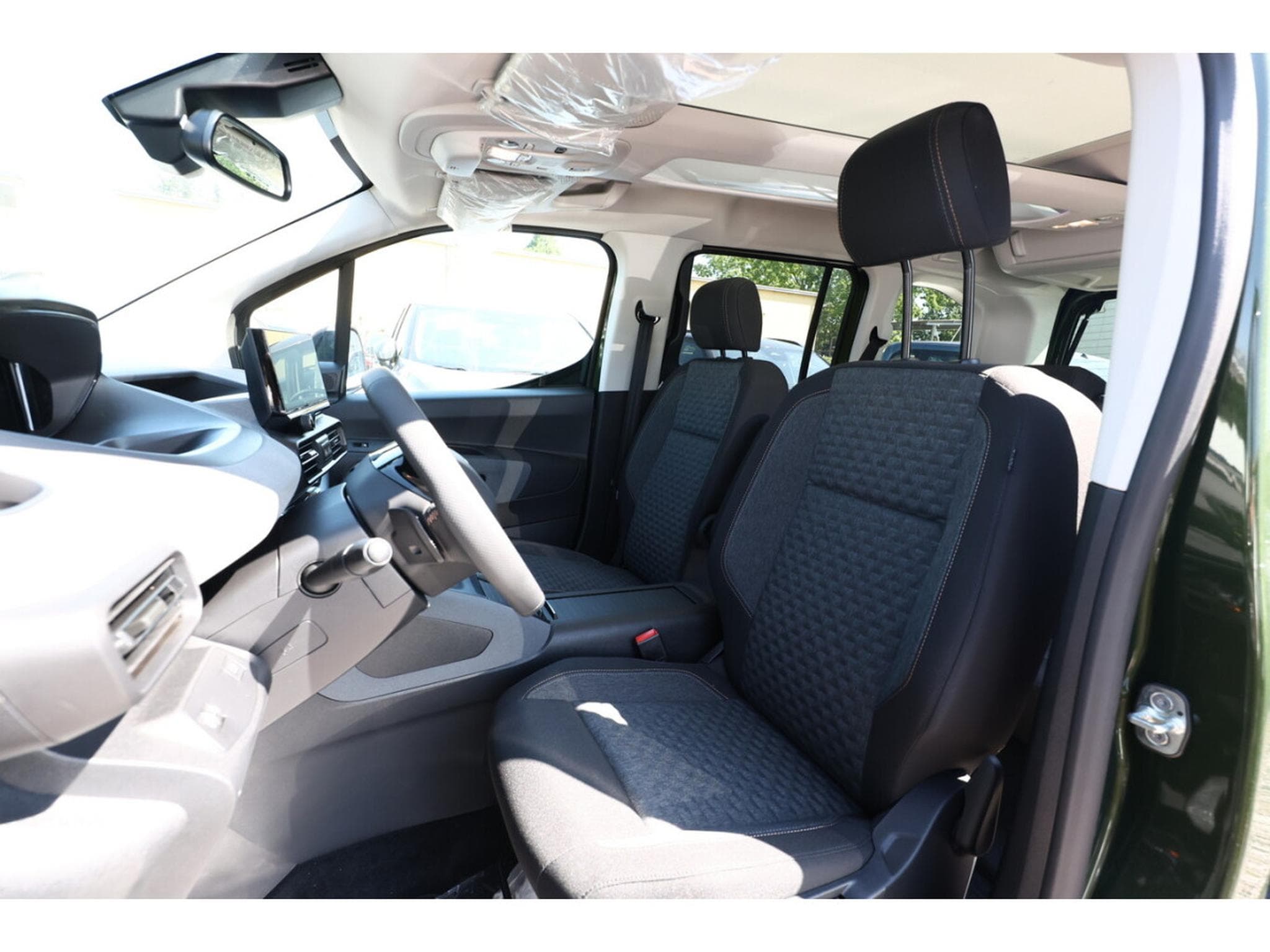 Peugeot Rifter 1.5 BlueHDI 130 EAT8 L1 GT (2025) - Photo 6