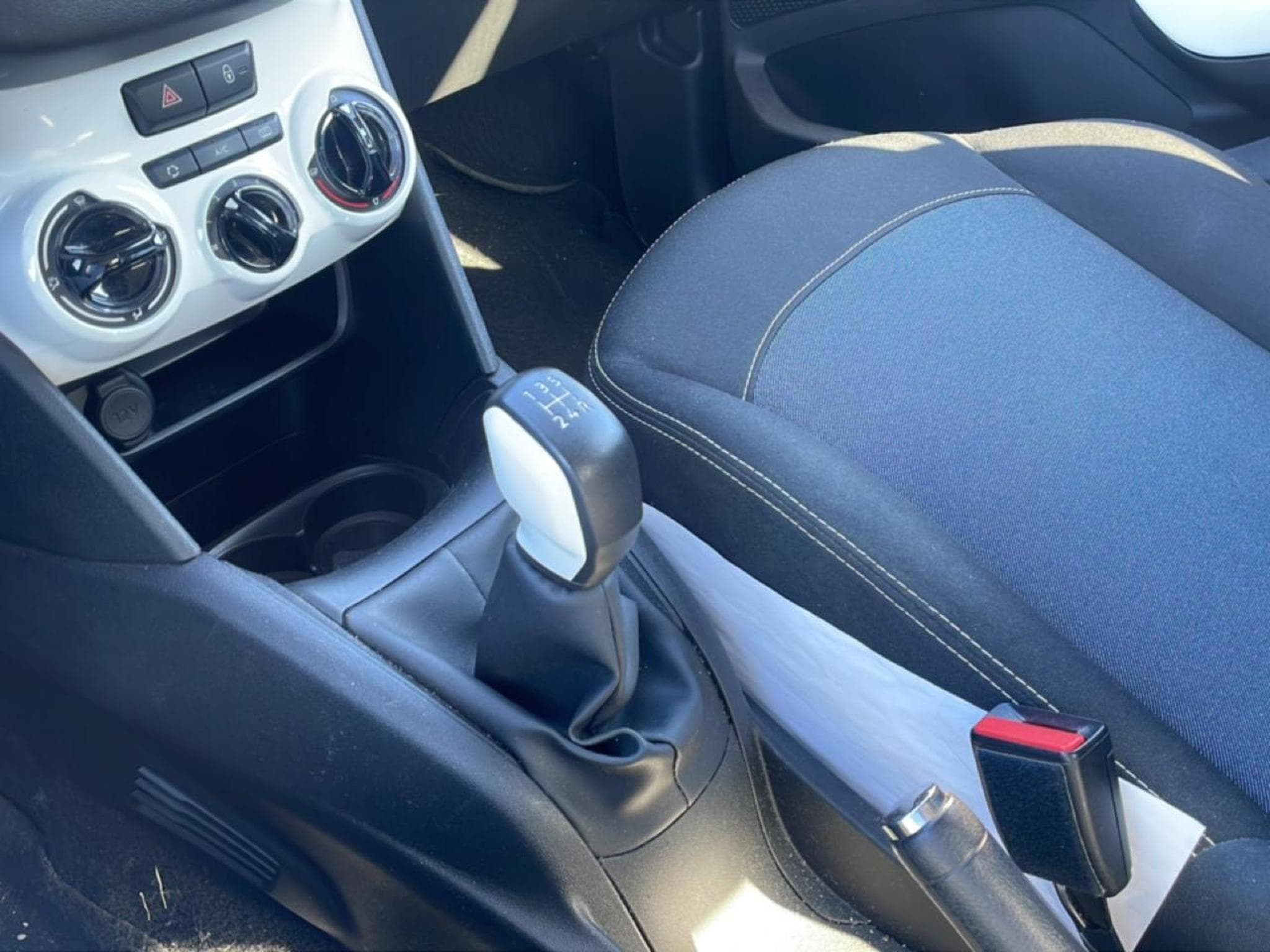 Peugeot 208 1.0 PURETECH LIKE 5P (2015) - Photo 16