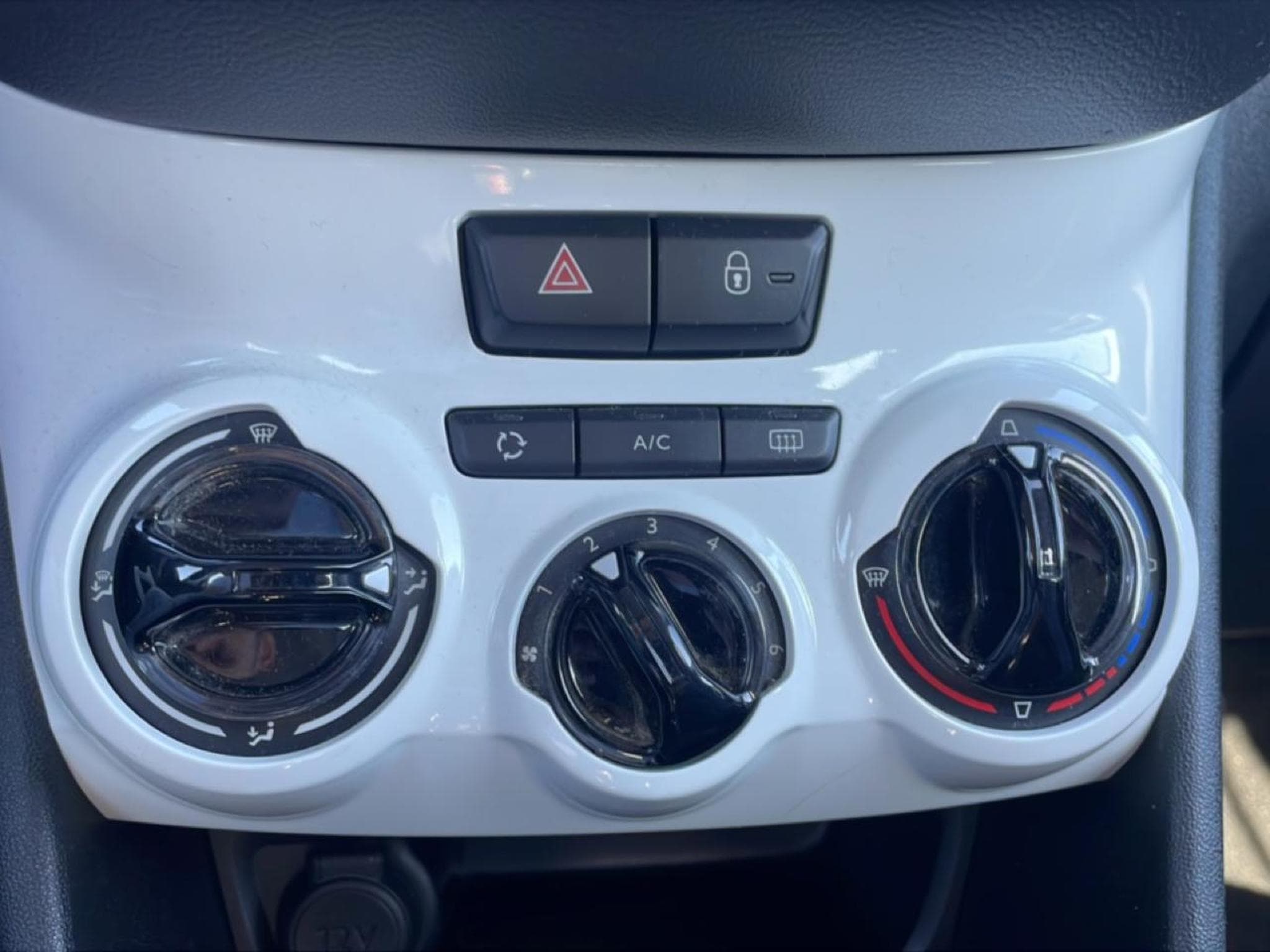 Peugeot 208 1.0 PURETECH LIKE 5P (2015) - Photo 18