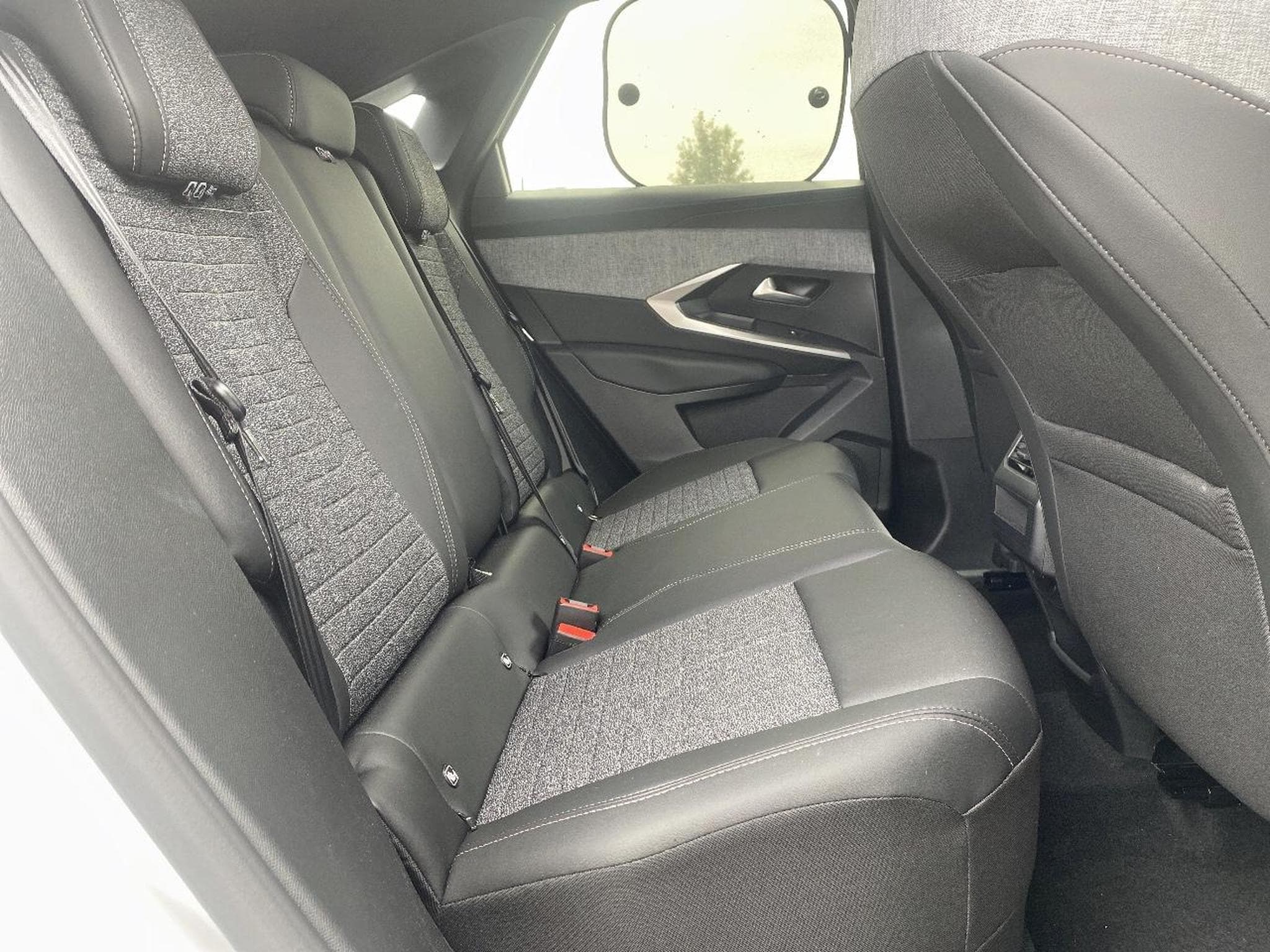 Peugeot 3008 1.2 HYBRID 145 ALLURE E-DCS6 (2025) - Photo 13