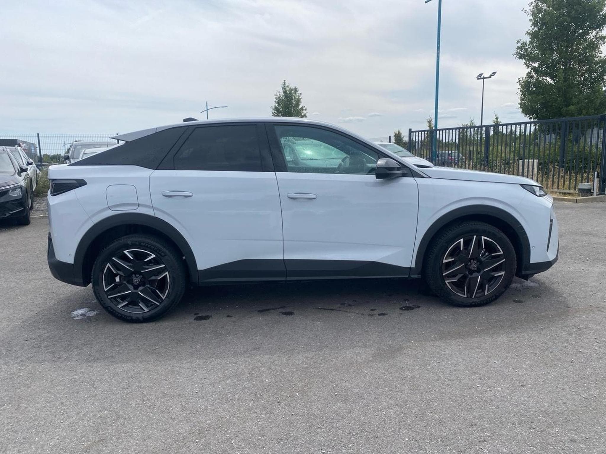 Peugeot 3008 1.2 HYBRID 145 ALLURE E-DCS6 (2025) - Photo 4
