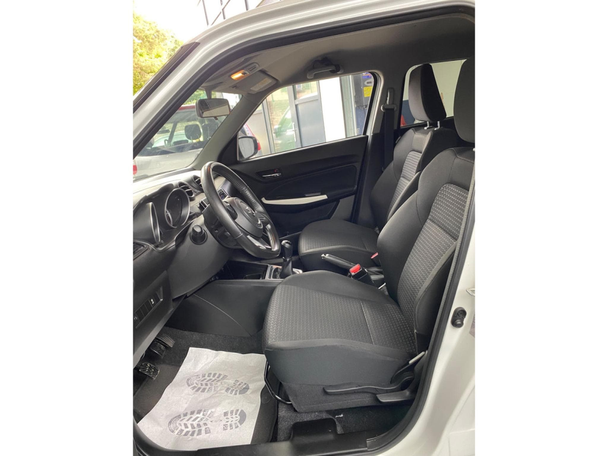 Suzuki Swift 1.0 essence (2018) - Photo 11