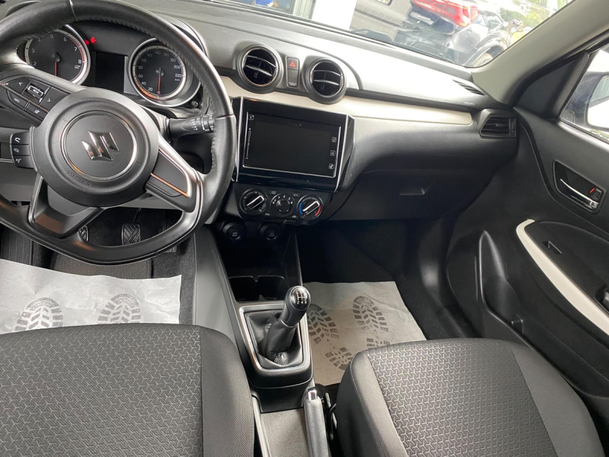 Suzuki Swift 1.0 essence (2018) - Photo 9