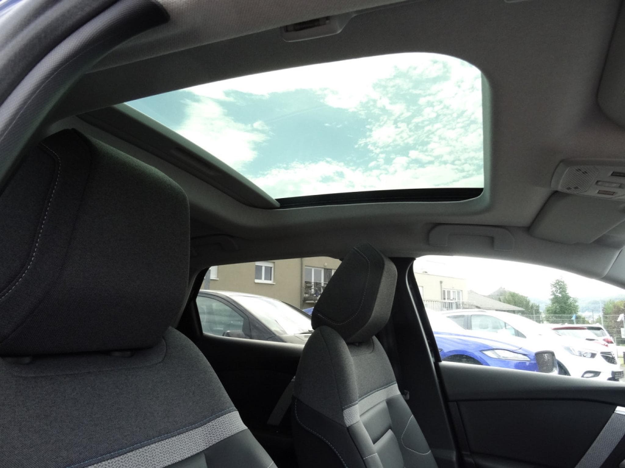 Citroën C4 MAX 1.5 Blue Hdi 130 Automatique (2024) - Photo 4