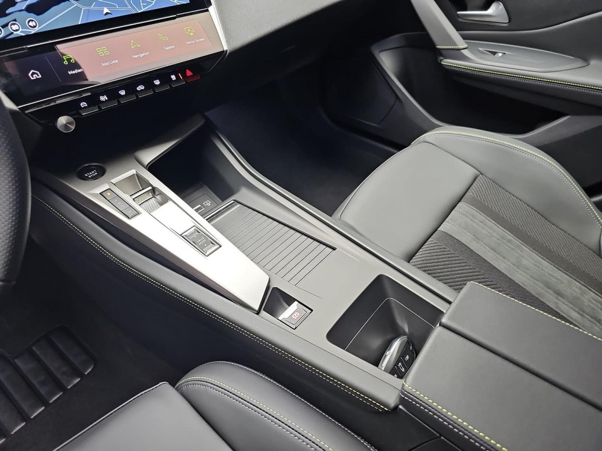 Peugeot 308 1.2 Hybrid e-DSC6 145 GT (2026) - Photo 12