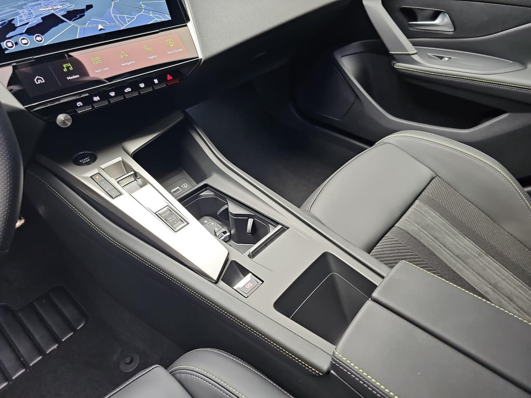 Peugeot 308 1.2 Hybrid e-DSC6 145 GT (2026) - Photo 12