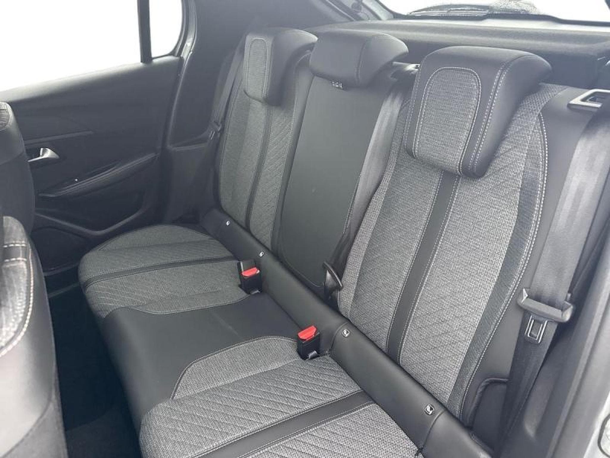 PEUGEOT 208 1.2 Hybrid 100ch Allure e-DCS6 (2024) - Photo 7