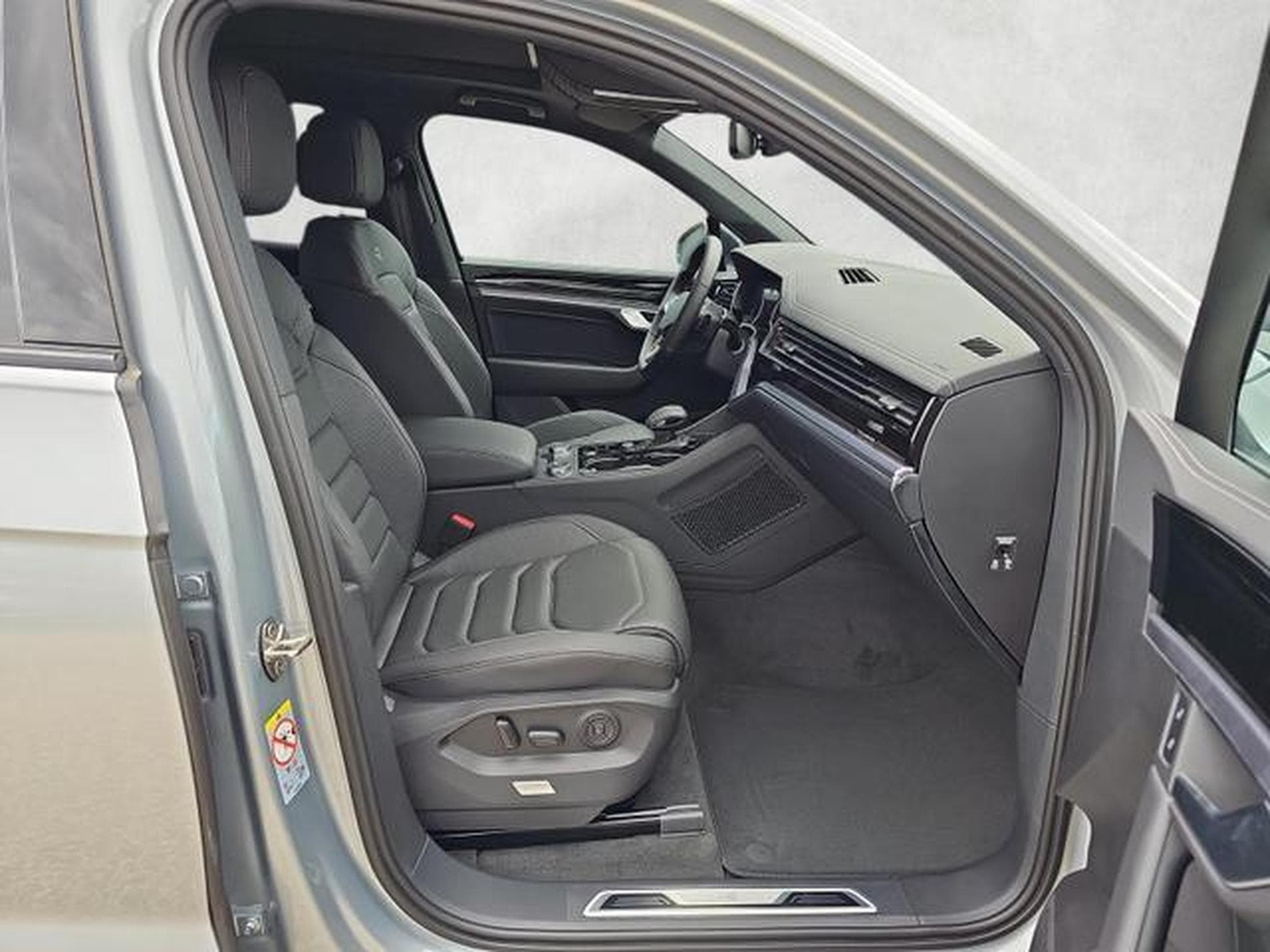 VW Touareg 3.0 TDI 210 kW 4Motion R-Line (2026) - Photo 10