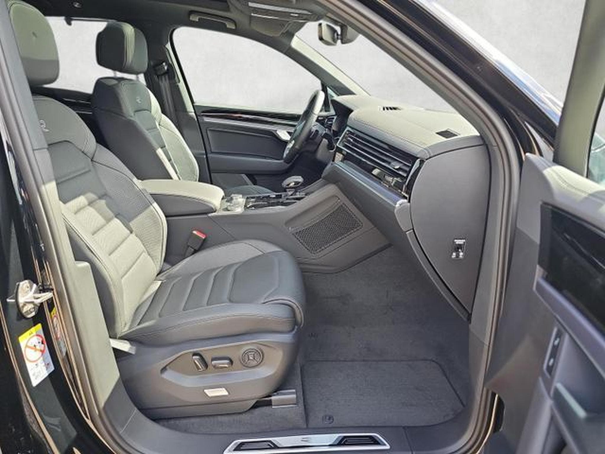 VW Touareg 3.0 TDI 210 kW 4Motion R-Line (2026) - Photo 10