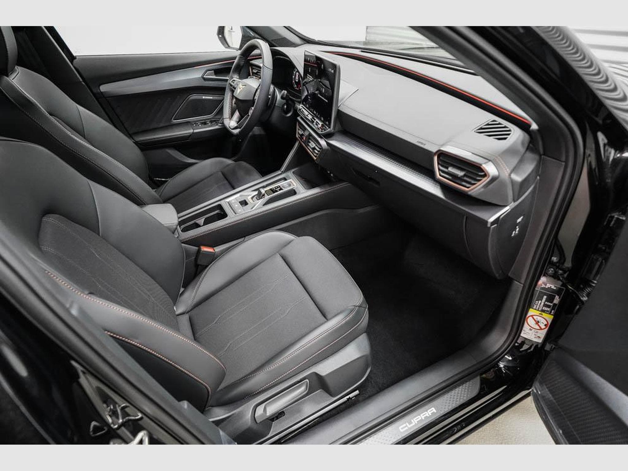 Cupra Formentor 1,5 eTSI DSG (2026) - Photo 21