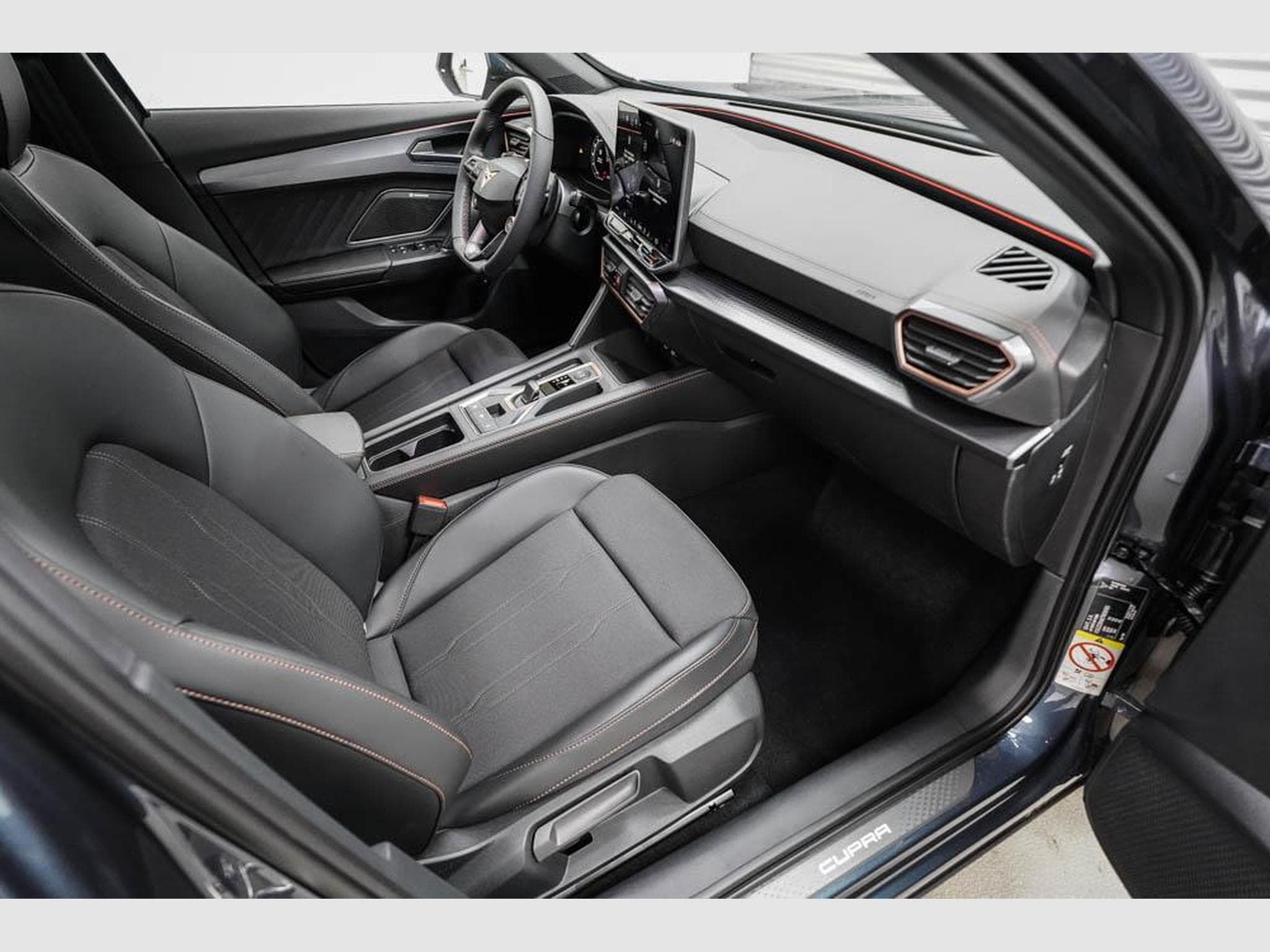 Cupra Formentor 1,5 eTSI DSG (2026) - Photo 21