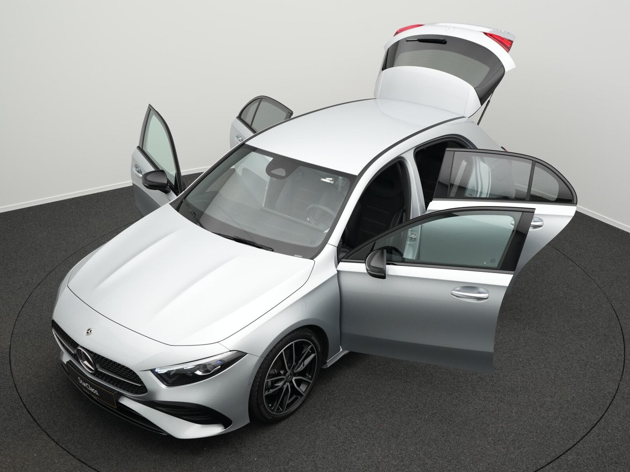 Mercedes A 200 d Multi+Kamera+Distr+Night+19" (2025) - Photo 12
