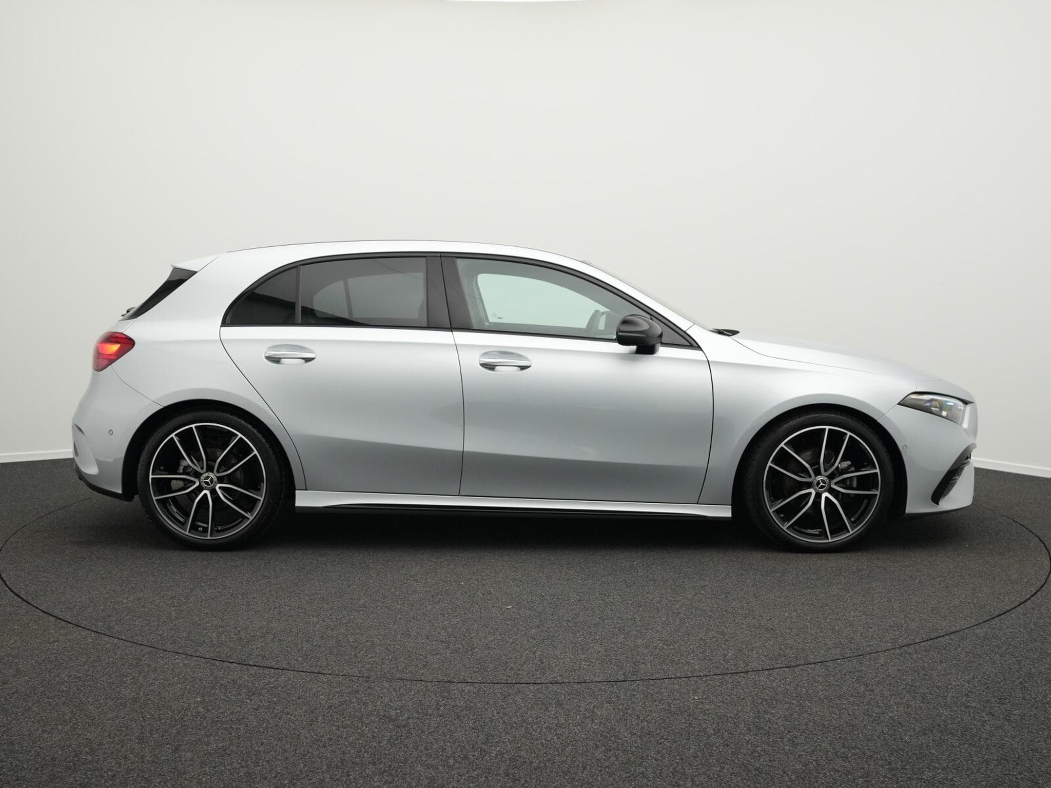 Mercedes A 200 d Multi+Kamera+Distr+Night+19" (2025) - Photo 5