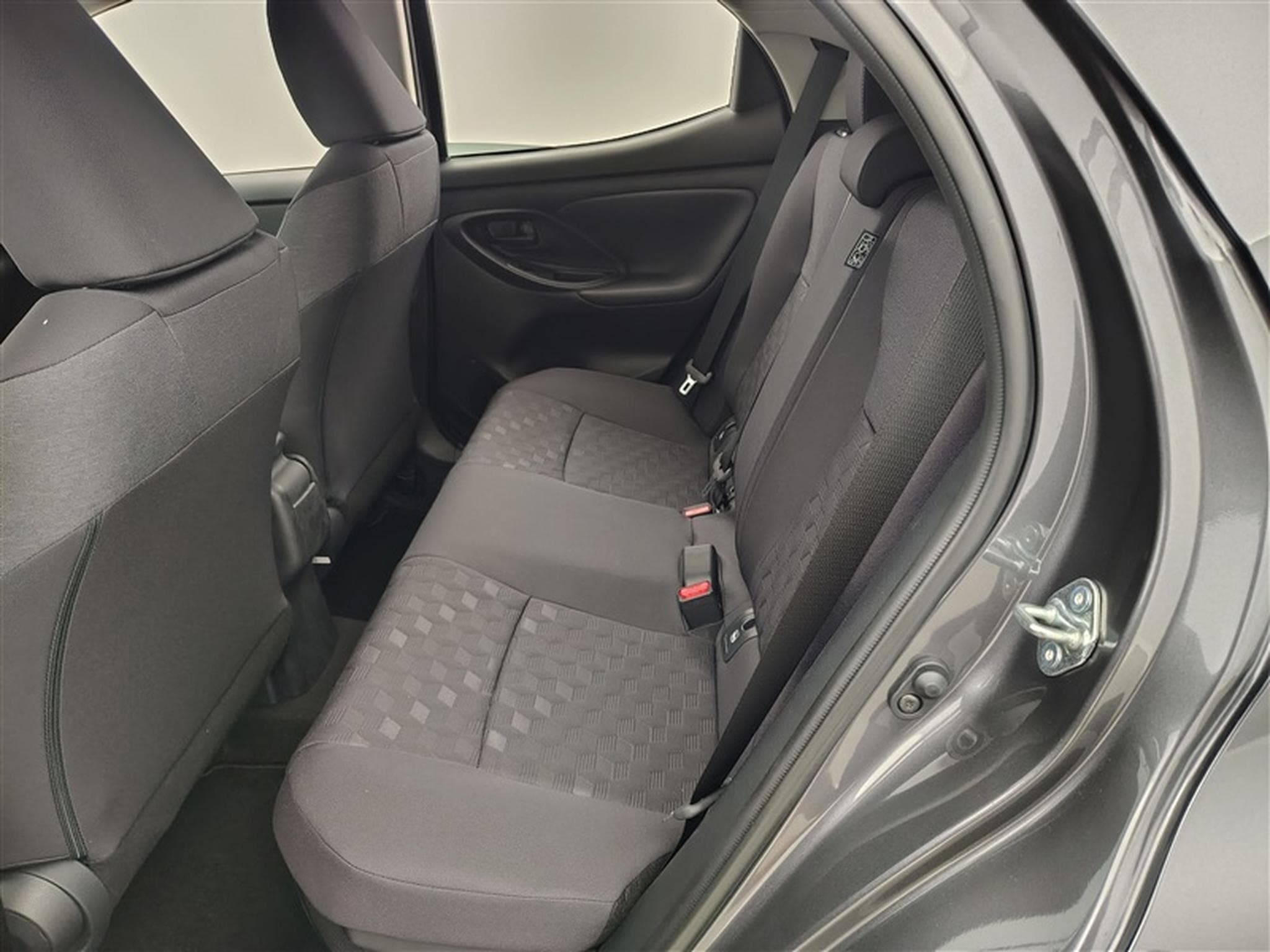 Toyota Yaris 1.5i VVT-i Hybrid E-CVT Design CARPLAY / LED / CAMERA / JA16 (2026) - Photo 13