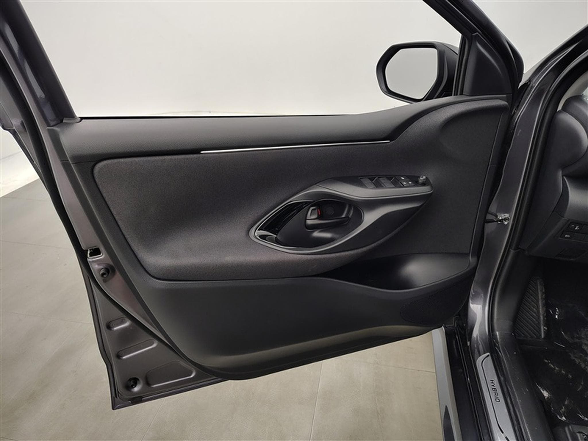 Toyota Yaris 1.5i VVT-i Hybrid E-CVT Design CARPLAY / LED / CAMERA / JA16 (2026) - Photo 17