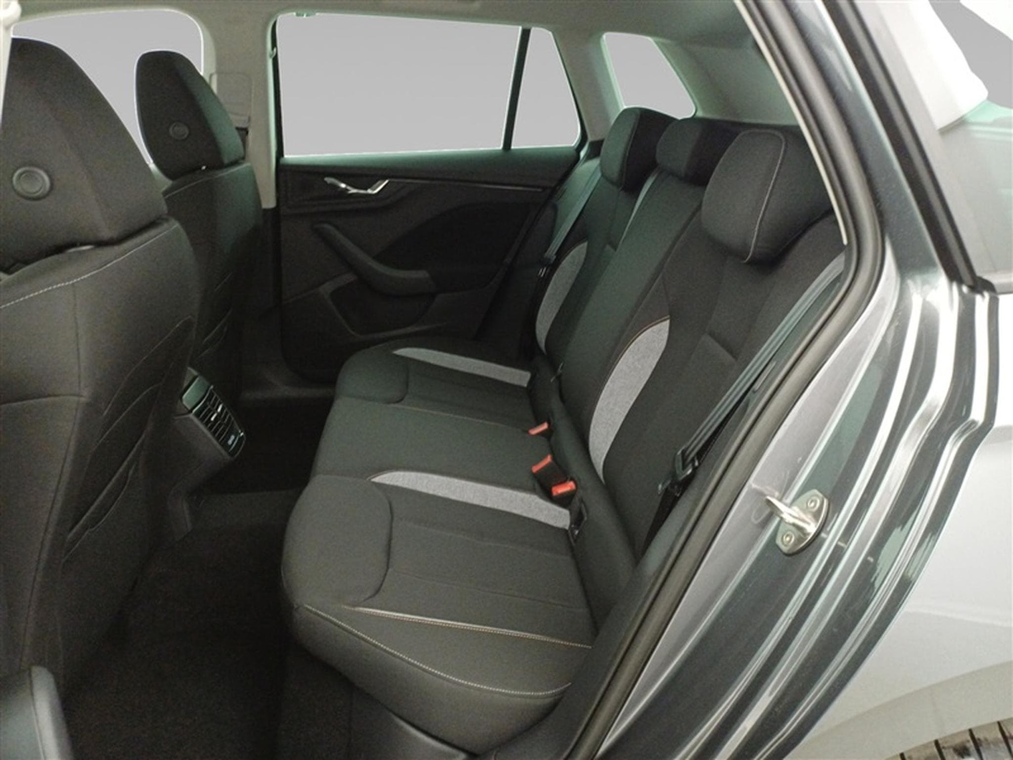 Skoda Kamiq 1.0 TSI 115cv DSG Selection CARPLAY / FULL LED / CAMERA (2026) - Photo 14