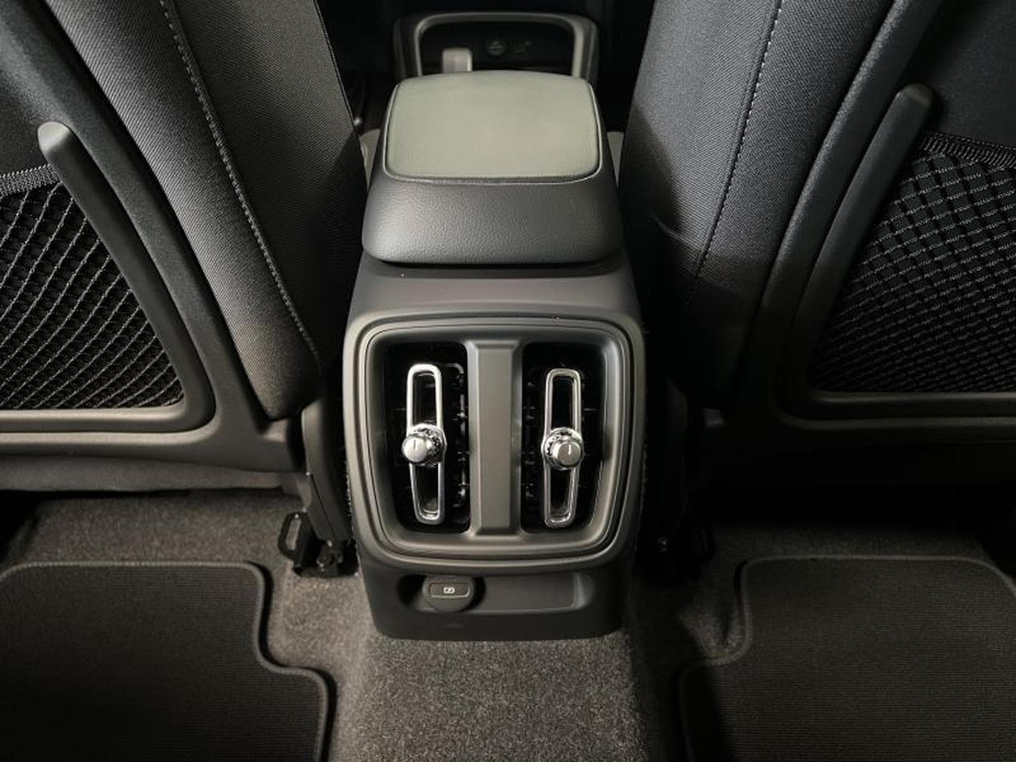 Volvo XC40 Core (2024) - Photo 18