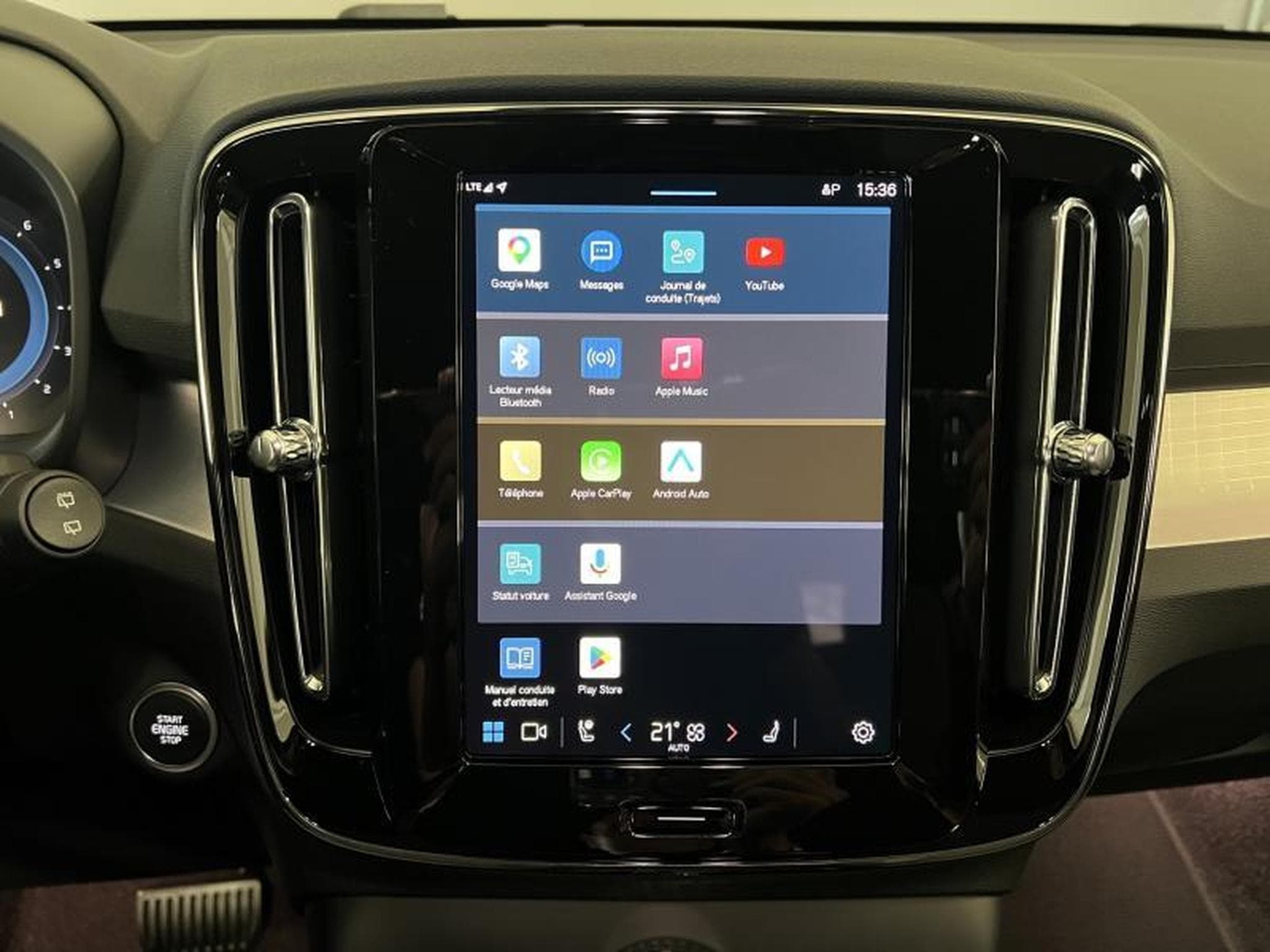 Volvo XC40 Core (2024) - Photo 9
